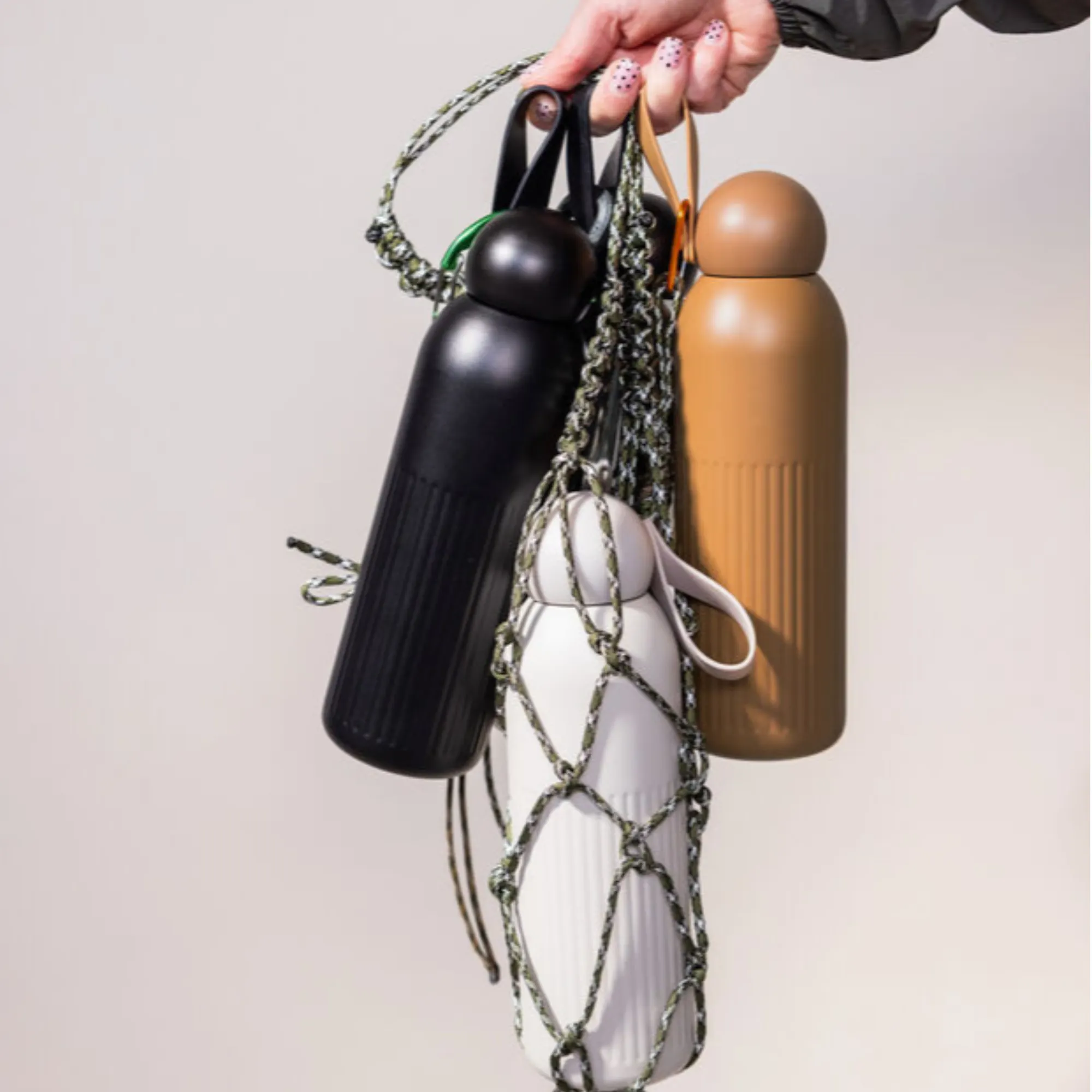 image buttress, butelka, butelka sportowa, butelka neoprenowa, siatka nośna