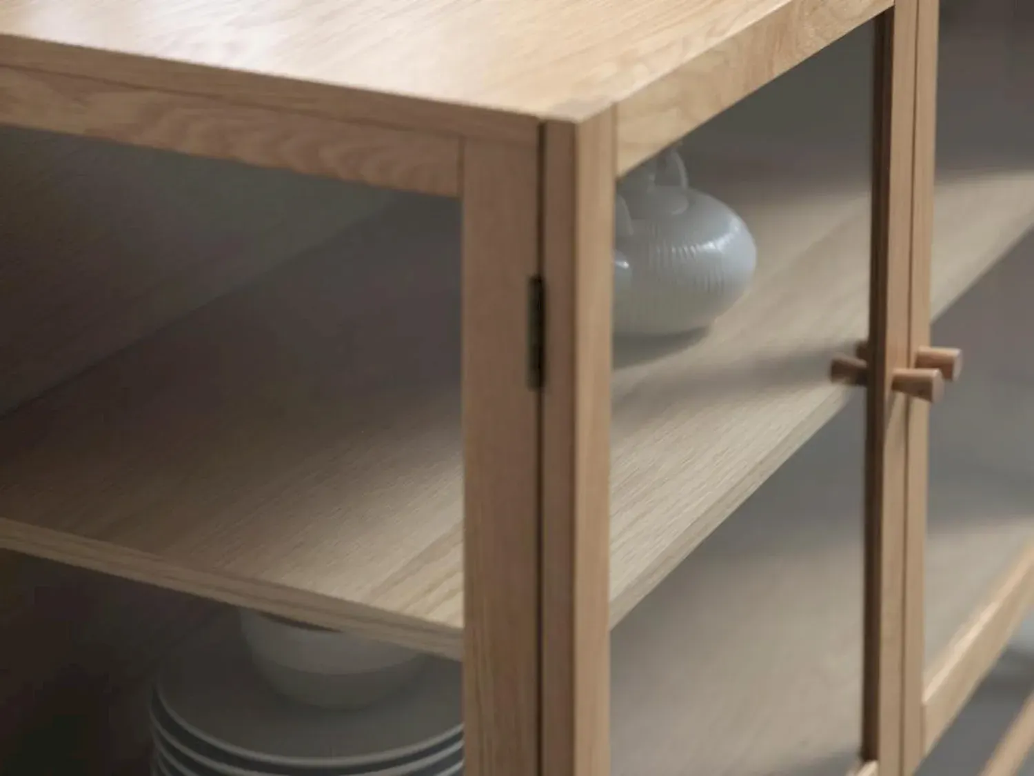 Komoda z witryną 3-drzwiowa na wysokich nóżkach ELBA przeszklone drzwiami i boki - dąb naturalny - UN_48460200