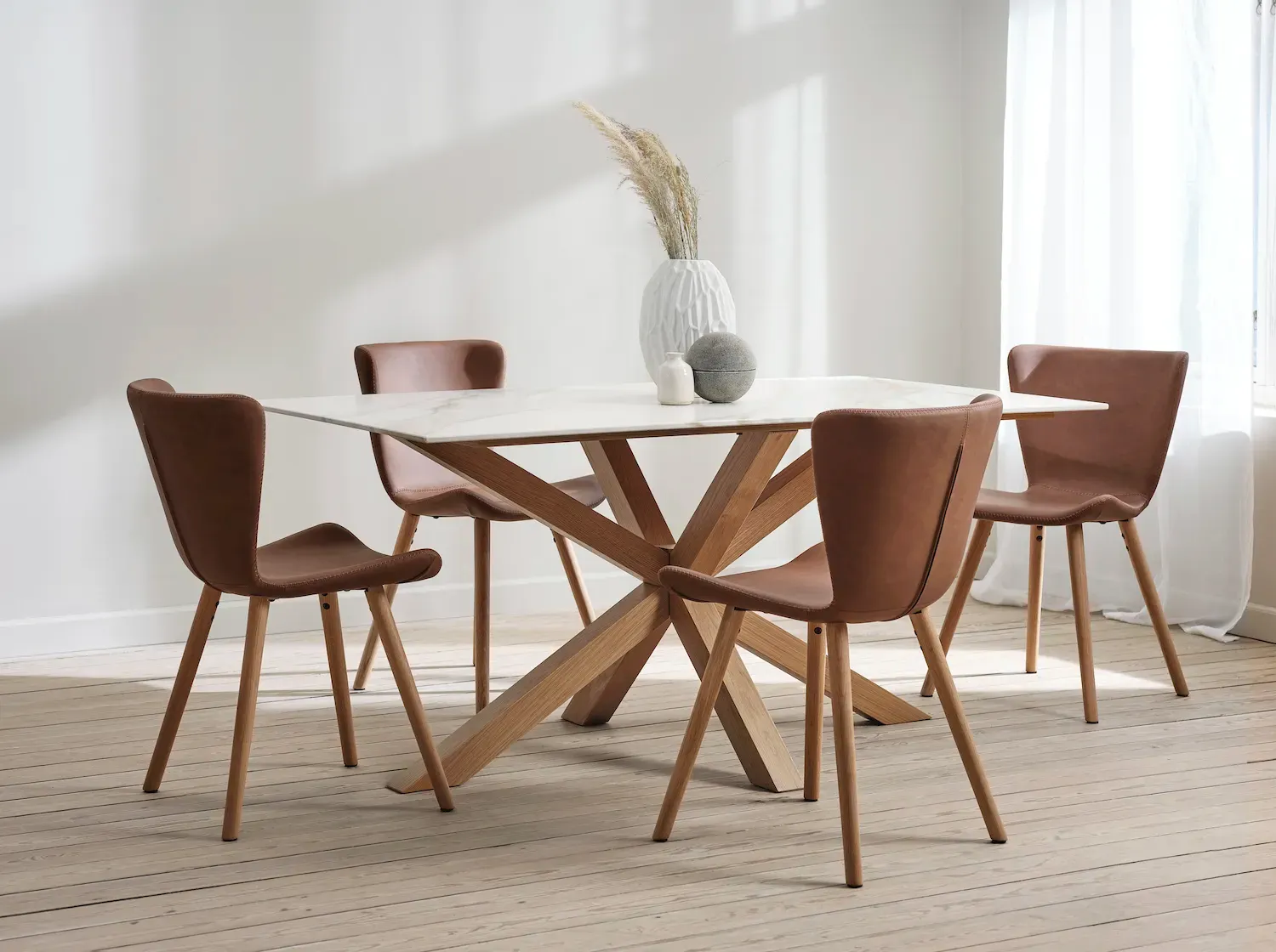 Krzesło drewniane TESLIN z ekoskóry brązowy/koniak - UN_49484100