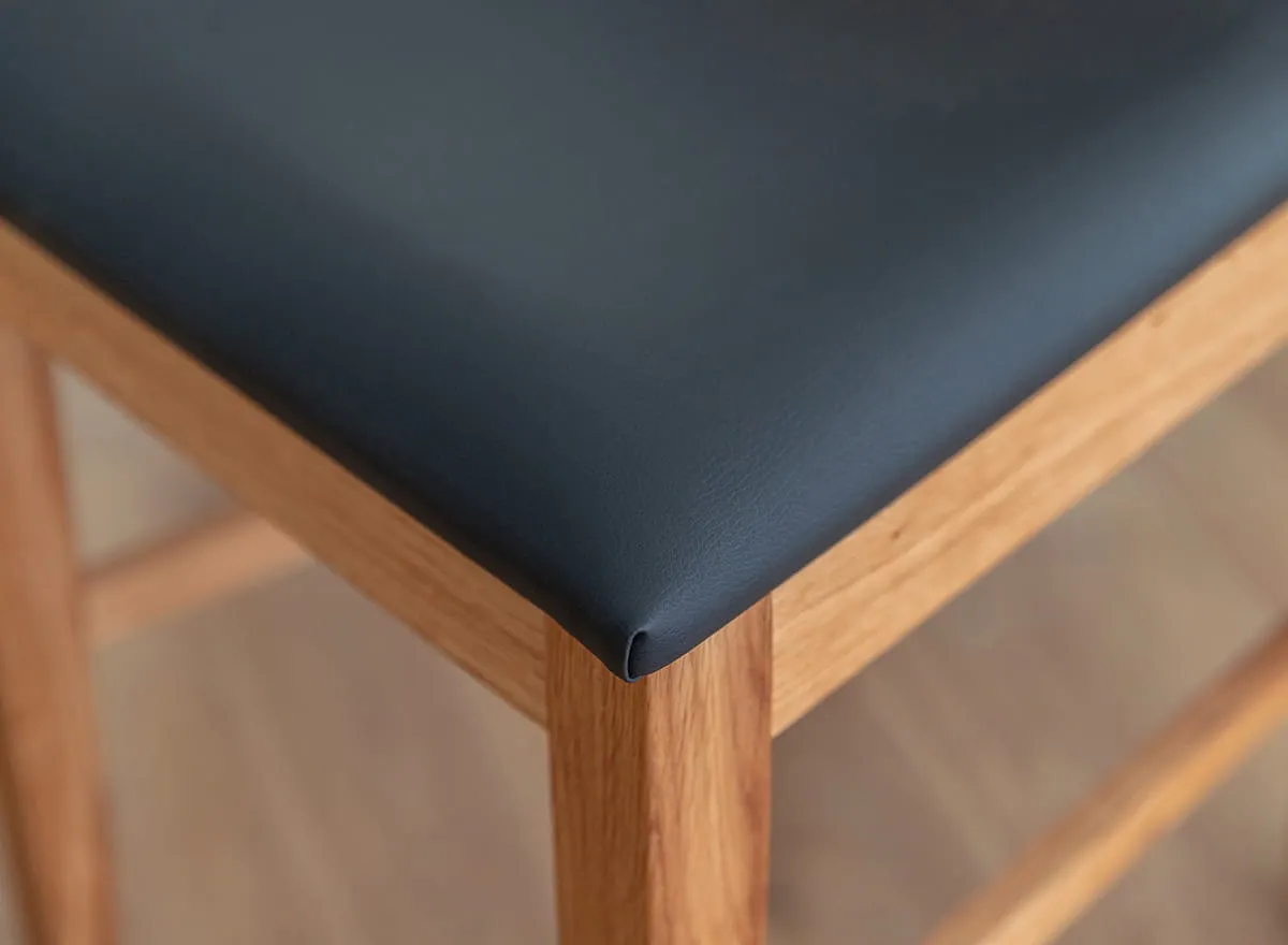 Krzesło drewniane VERTO czarne siedzisko ekoskóra dąb olejowany - KDB02CZ