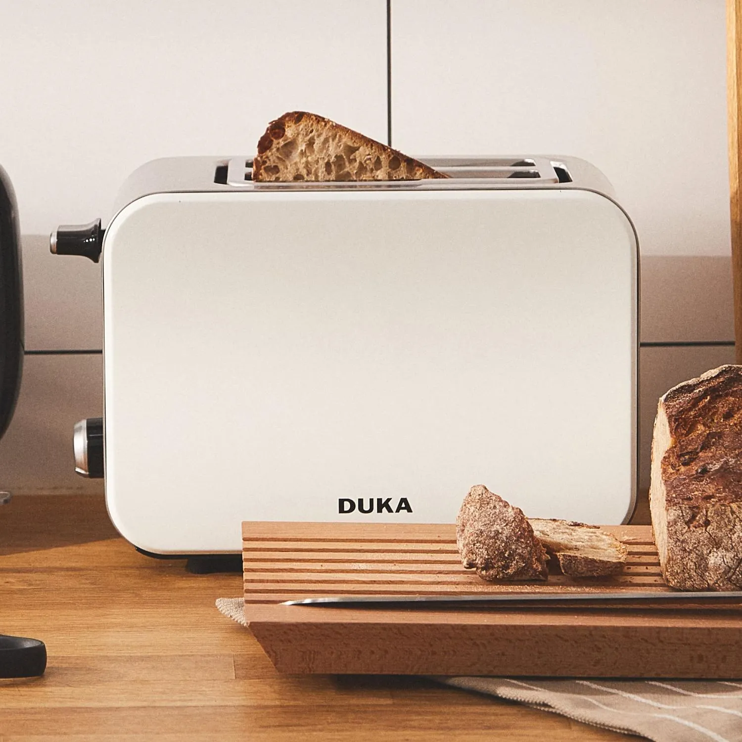 image toster, kuchenka toaster, kuchenka na pieczywo, kuchenka biała, drewniana deska