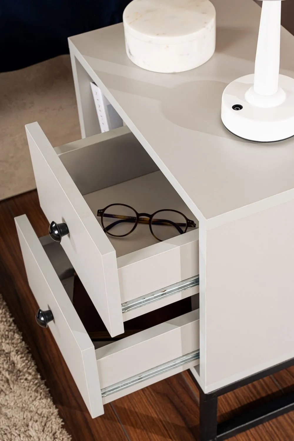 Szafka nocna z 2 szufladami i wnęką GLIMMER szara czarny stelaż - ASI_241NRD1412