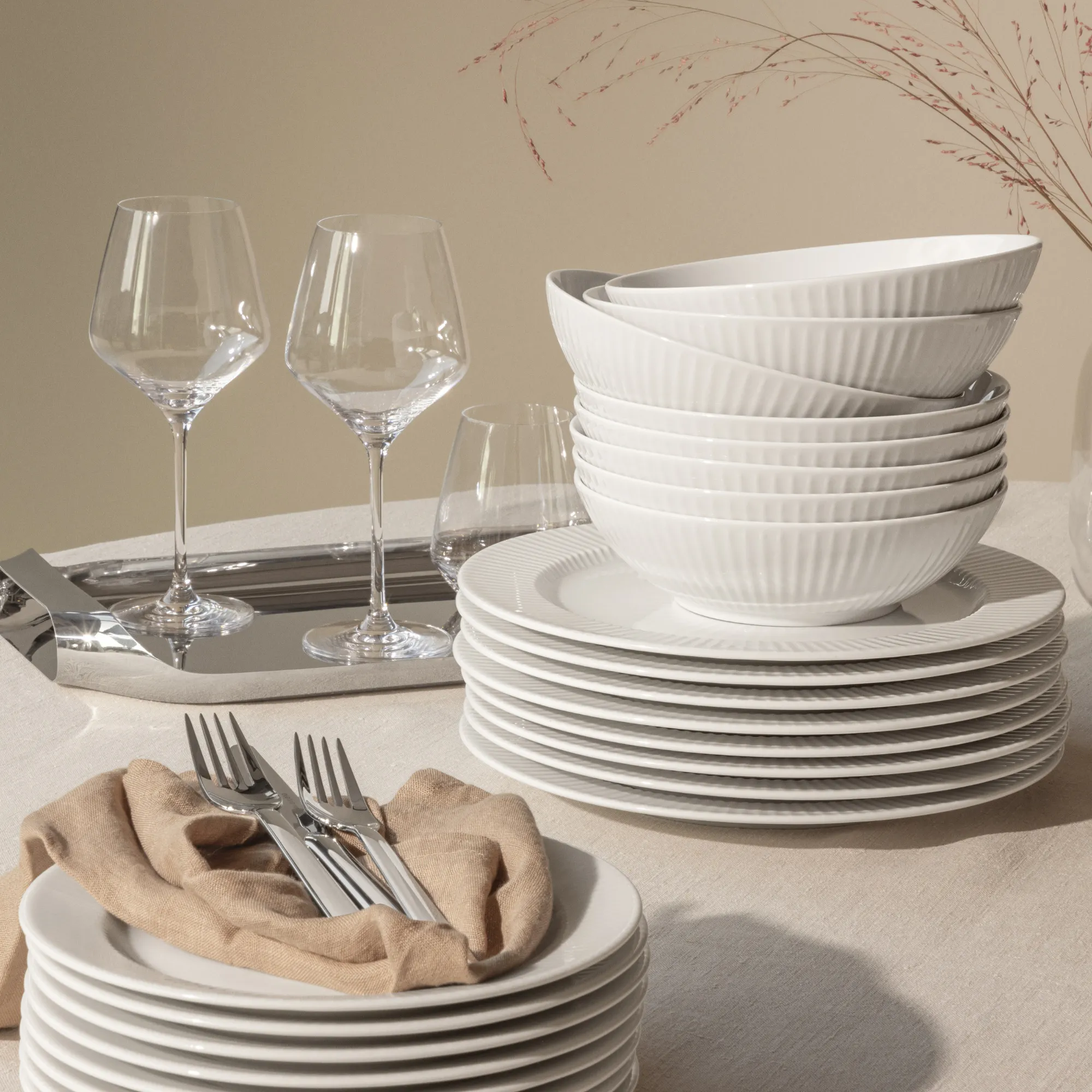 naczynia, kieliszki, talerze, biel, serwis stołowy