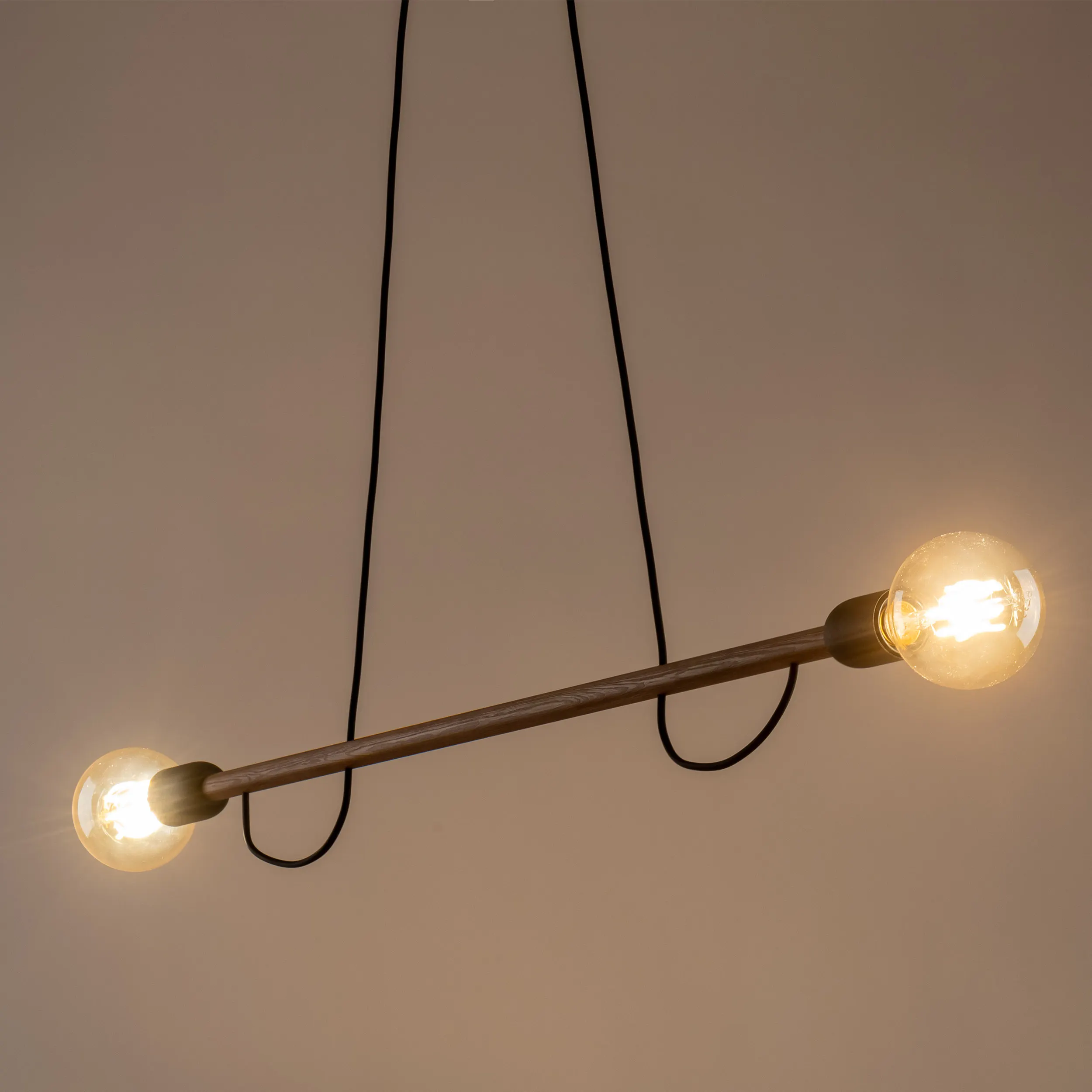 Lampa wisząca HELIX czarna z orzechową drewnianą belką 130x93x10cm - TK_4948