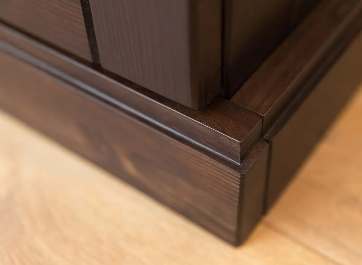 Komoda 3-drzwiowa drewniana ROSELLA 142 cm sosna ciemny brąz - SKROS05