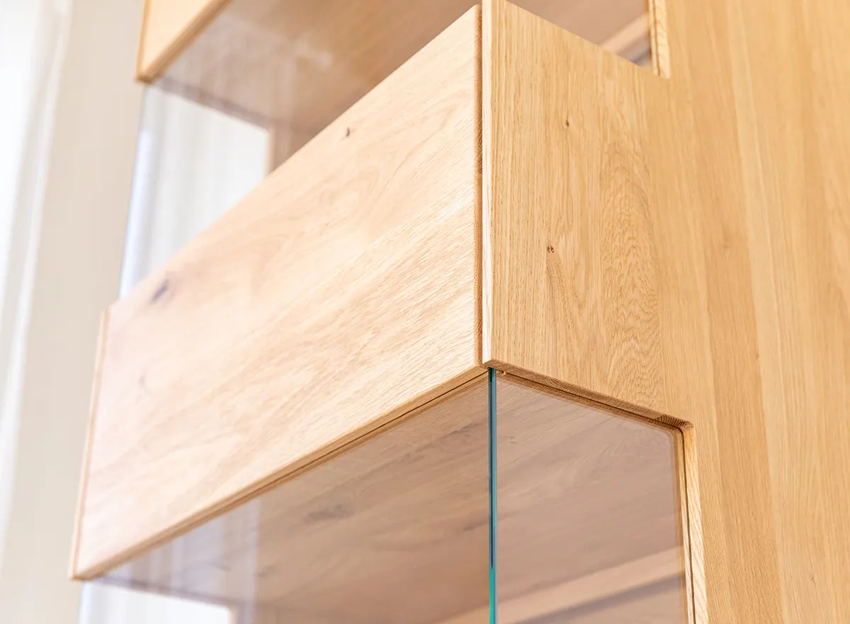 Witryna drewniana szklana DIVISIONE z oświetleniem prawa dąb olejowany - ZIDIV01R