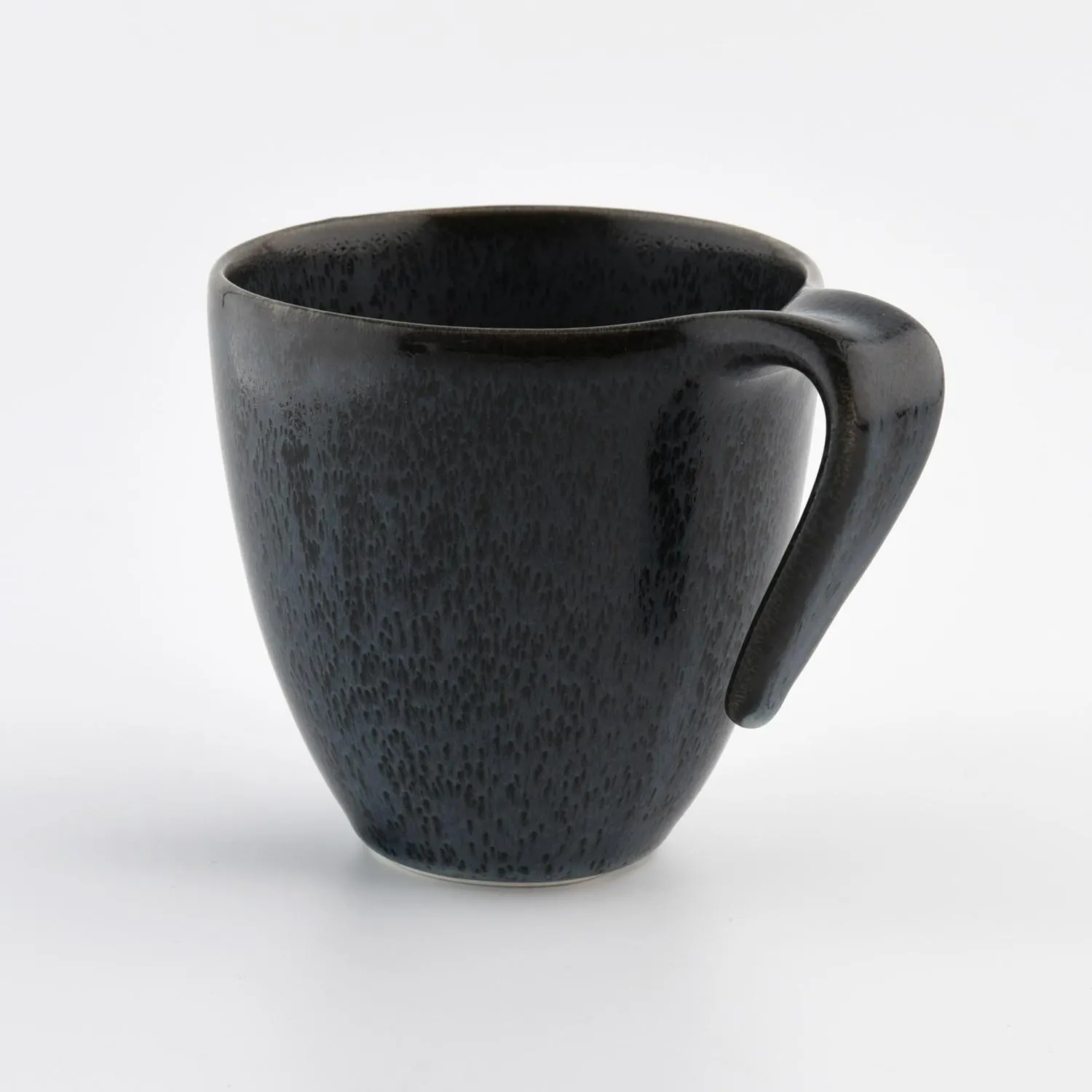 kubek, ceramiczny, czarny, gładka powierzchnia, uchwyt-koszyczek