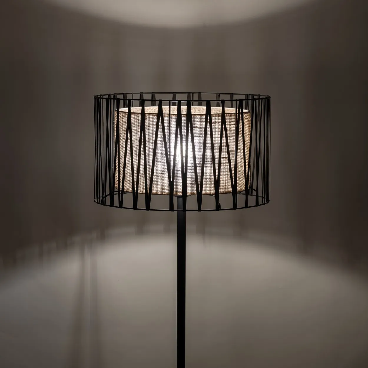 Lampa podłogowa HARMONY NATURE czarna rattanowa w środku 158x50cm - TK_5890