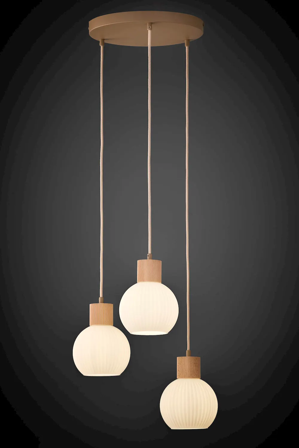 image lampa wisząca, trzy żarówki, szklane kule, kinkiet sufitowy, drewniane akcenty