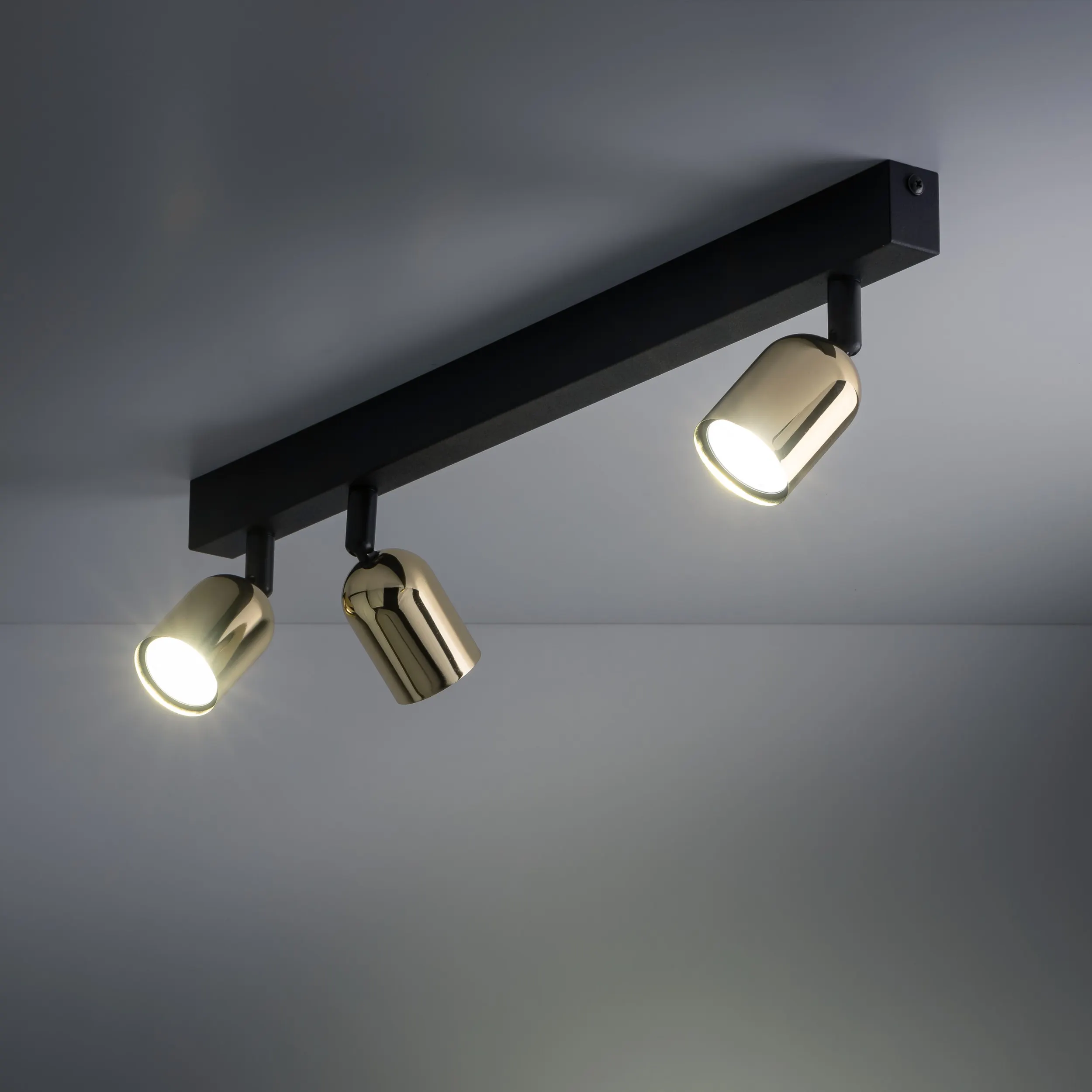 Lampa sufitowa TOP czarna ze złotymi reflektorami regulowanymi na metalowej listwie niesymetryczna 64x18x16cm - TK_6315