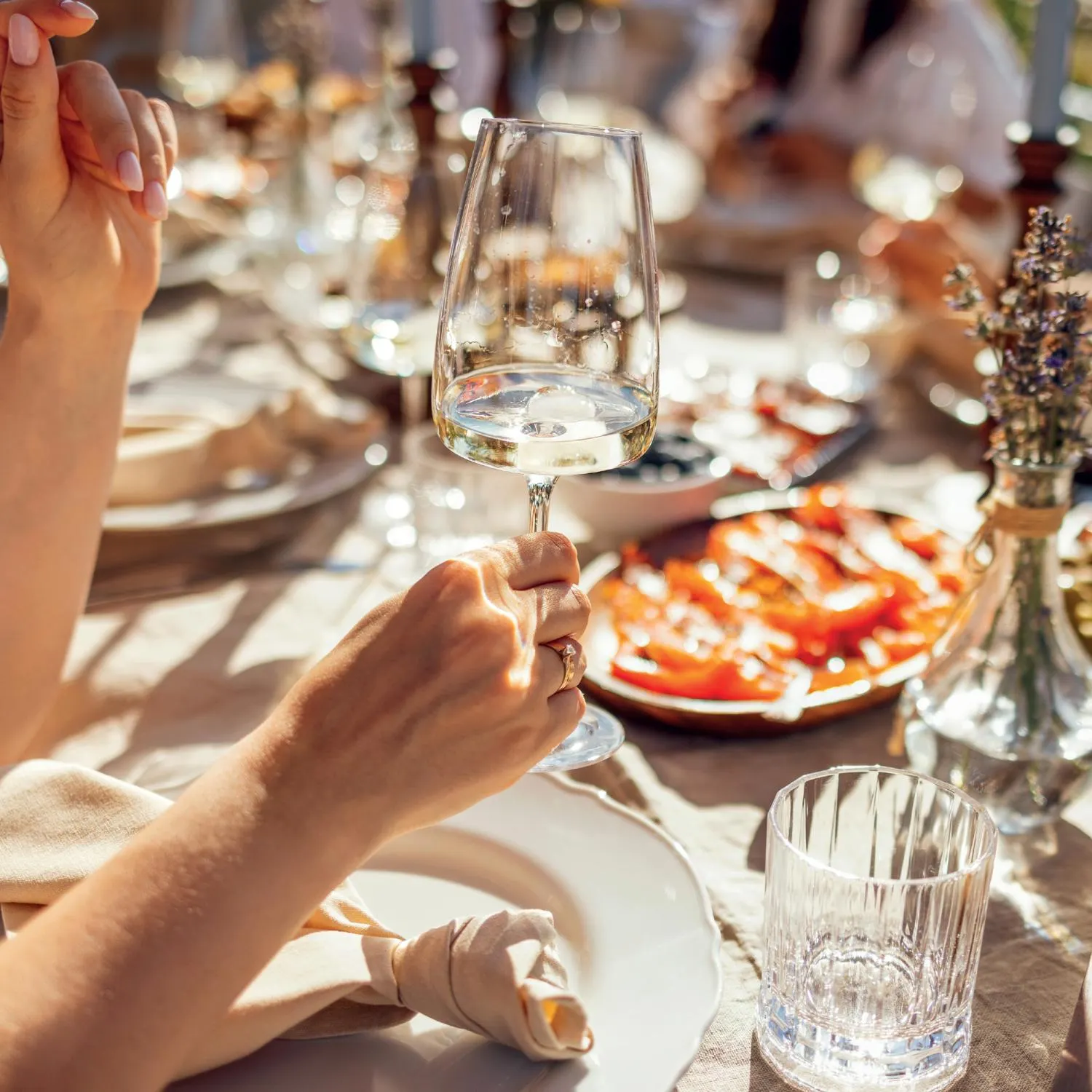 image szklanka do wina, toasting, naczynie szklane, stół na imprezie, kieliszki
