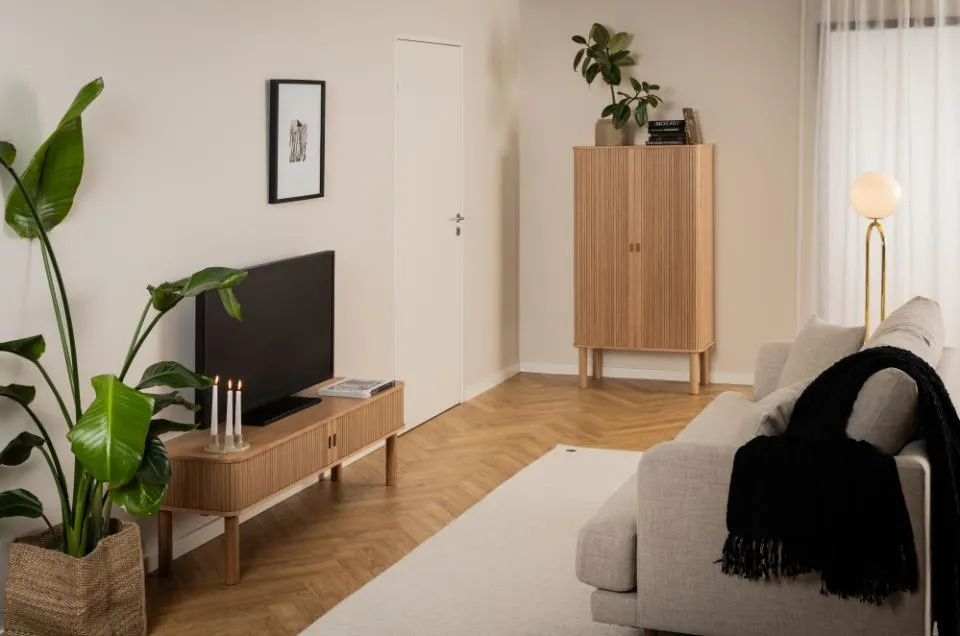 Szafka RTV z drzwiami przesuwnymi MORGAN 140x40x45, naturalny- lamele — zdjęcie 8