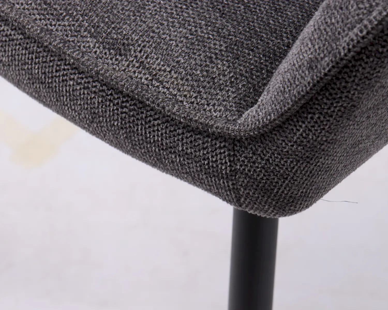 Krzesło z podłokietnikami NOLAN pikowane ciemnoszare - UN_50790001