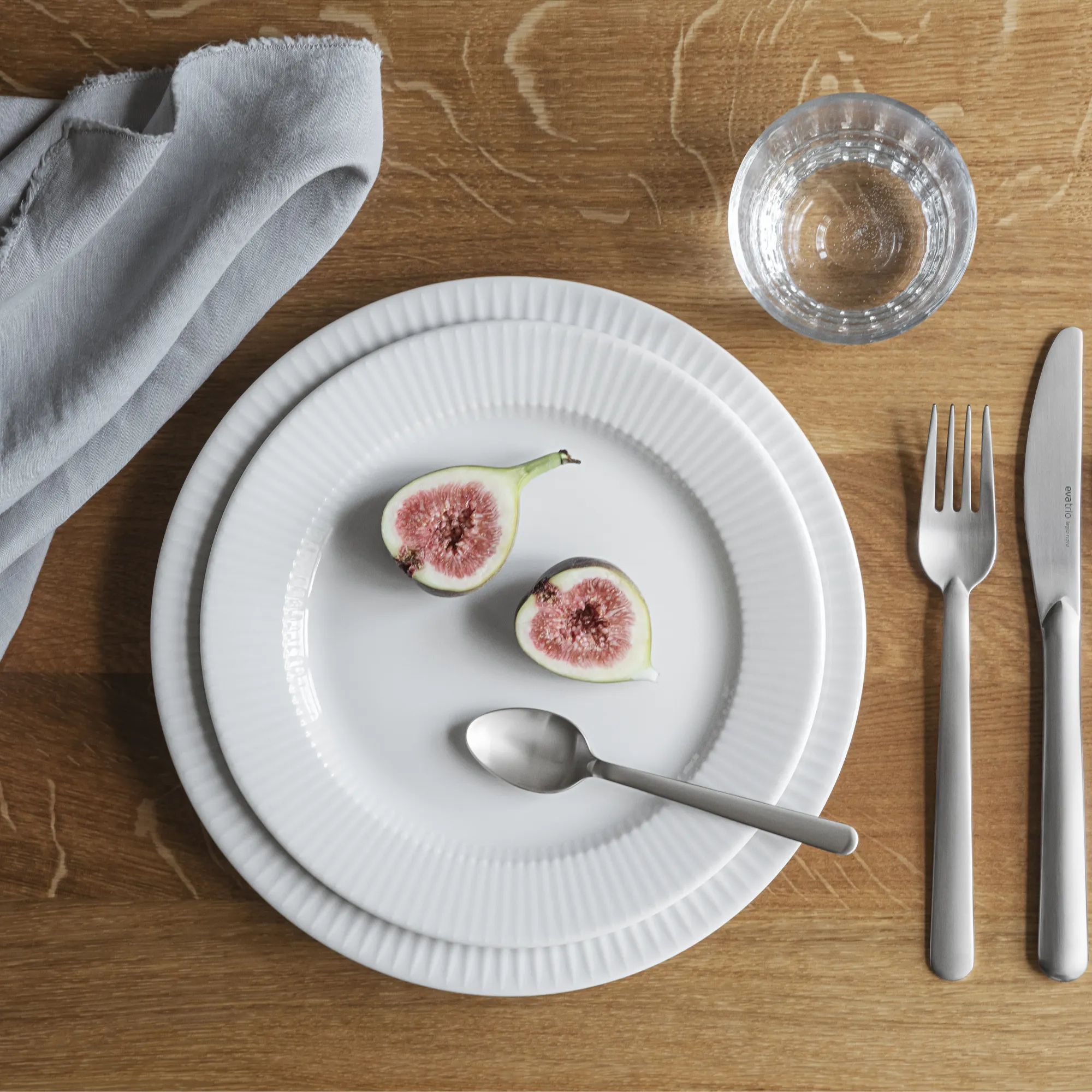 talerz, stół, figa, łyżka, owoc figowy