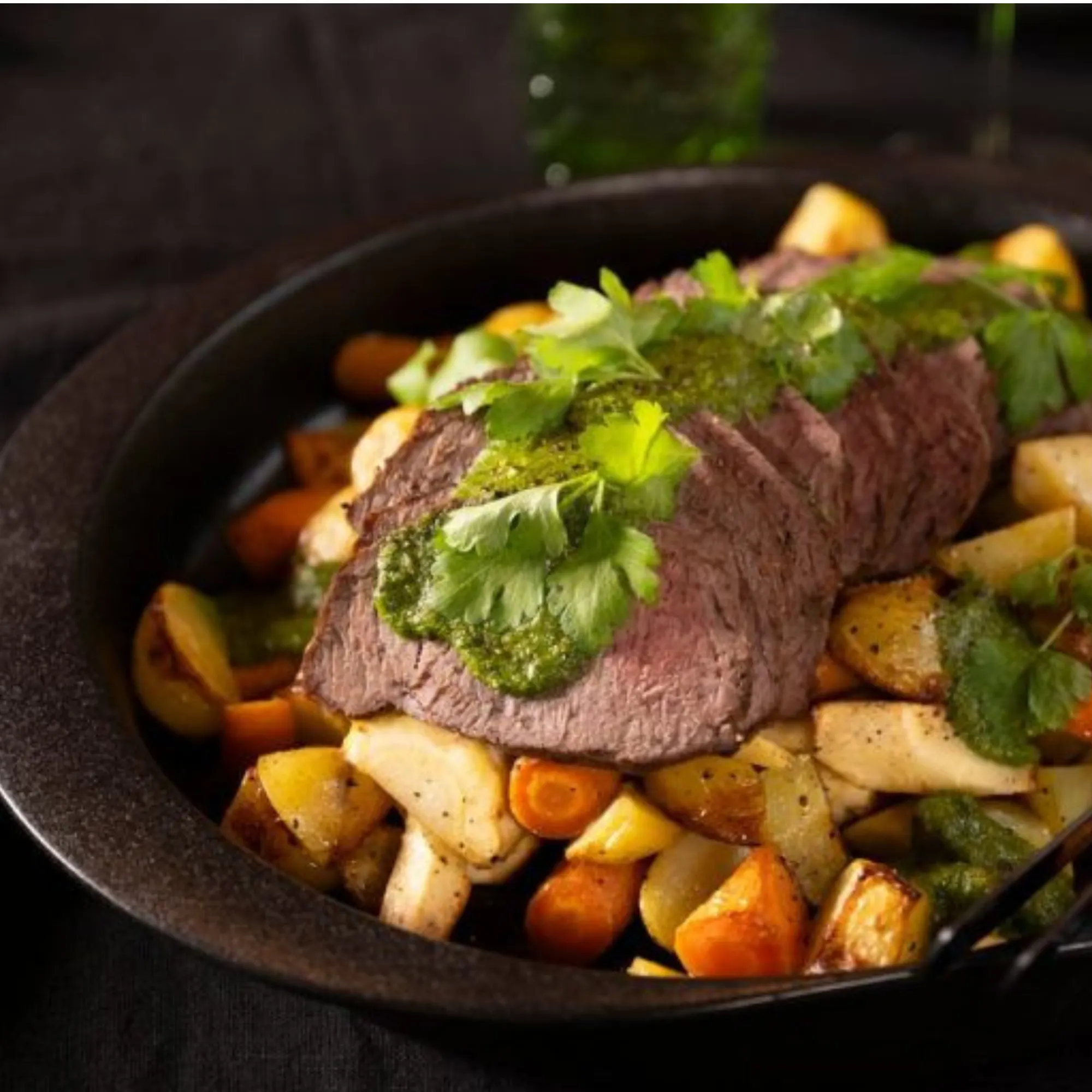 image stek, wołowina, pieczone warzywa, zioła, sos