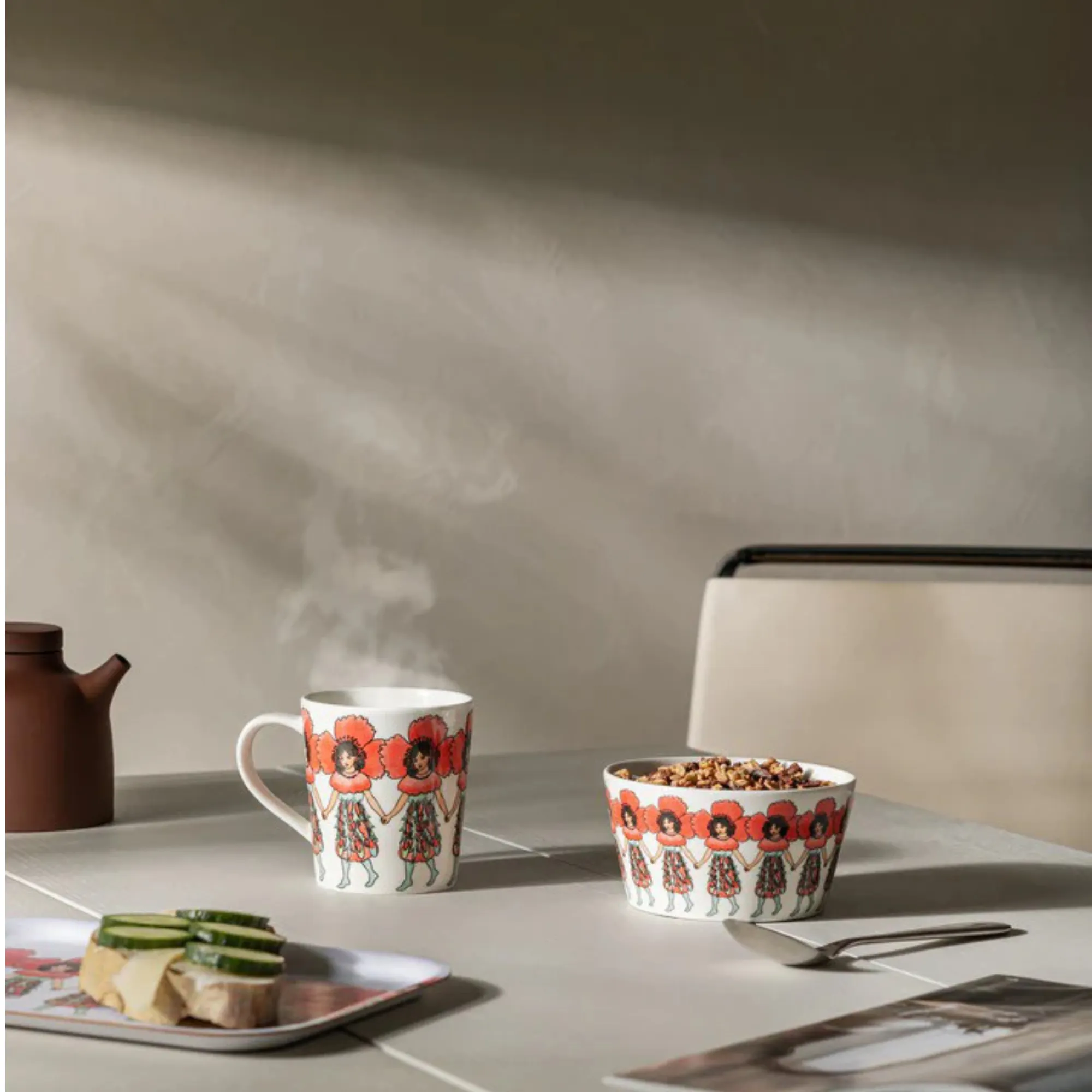 image ceramiczny kubek, kubek z nadrukiem, wzór postaci czerwonych, filiżanka do herbaty, miska z wzorem