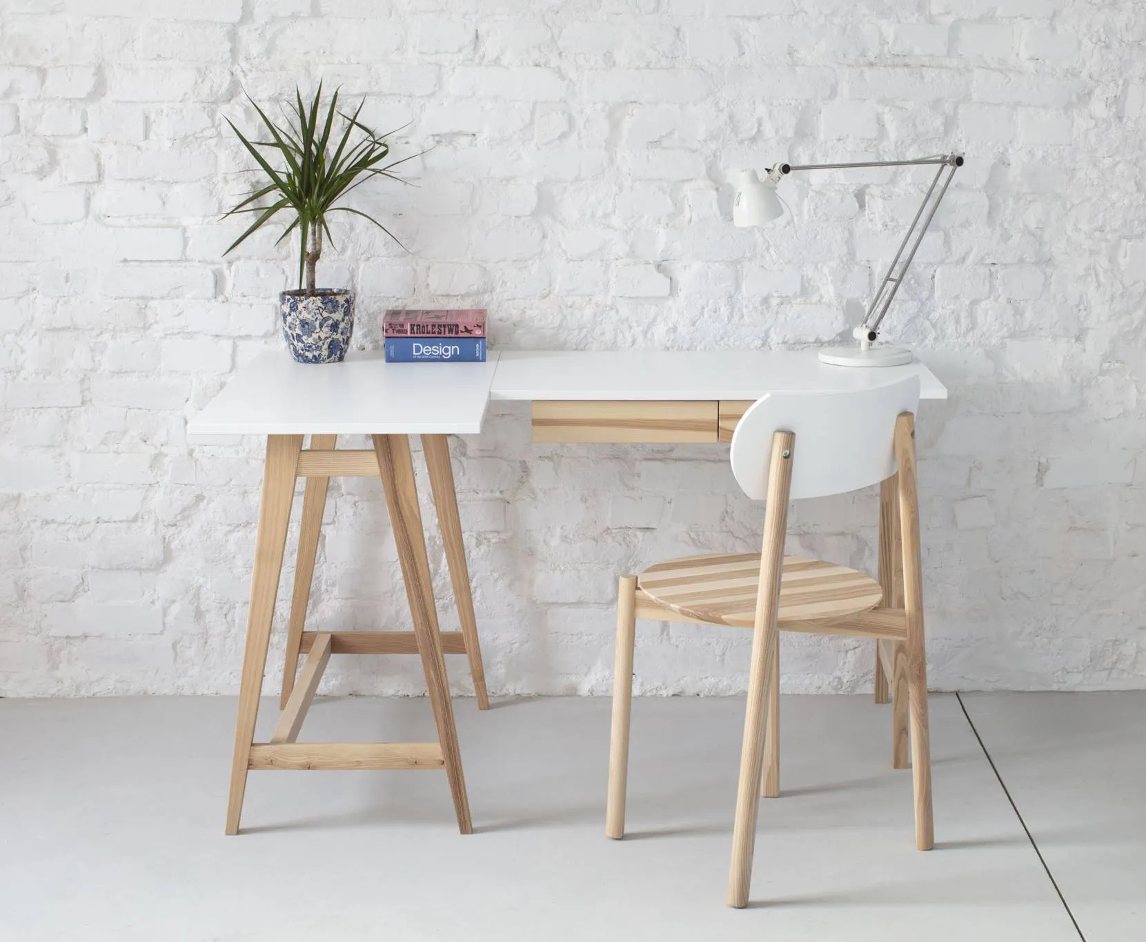 Biurko narożne z szufladą LUKA lewostronne 135x85 brązowy blat/drewniane nogi - NRGB_CDLUK27_L