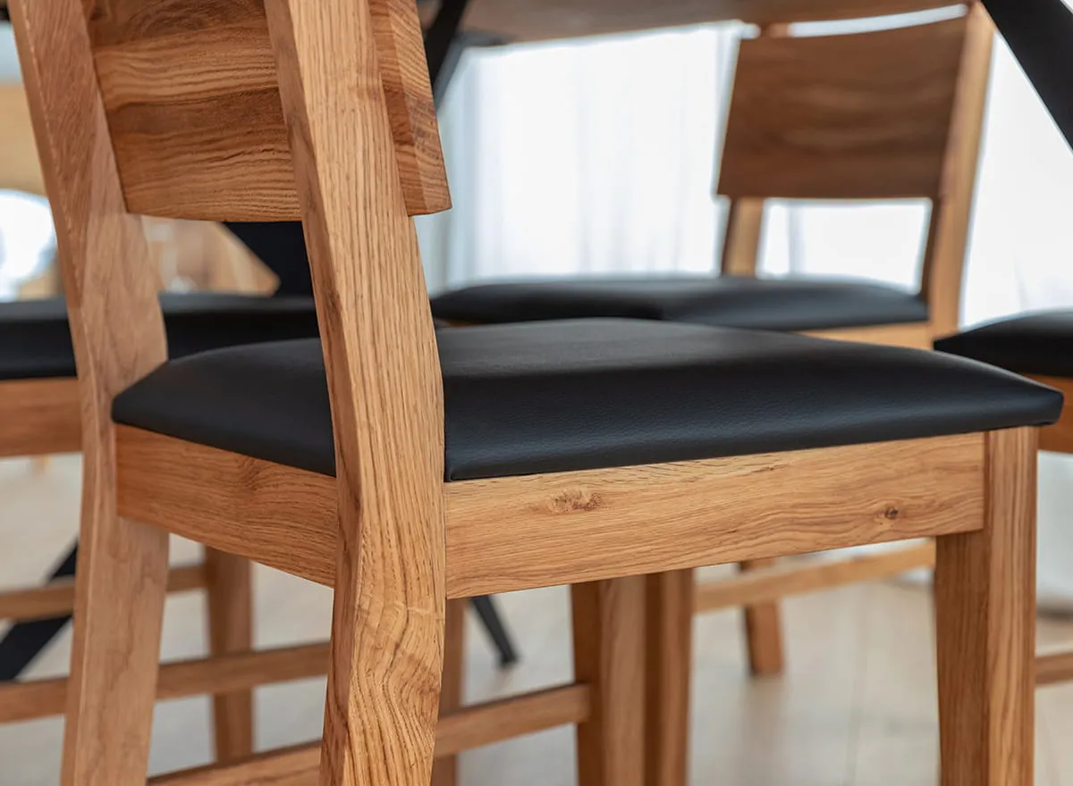 Krzesło drewniane VERTO czarne siedzisko ekoskóra dąb olejowany - KDB02CZ