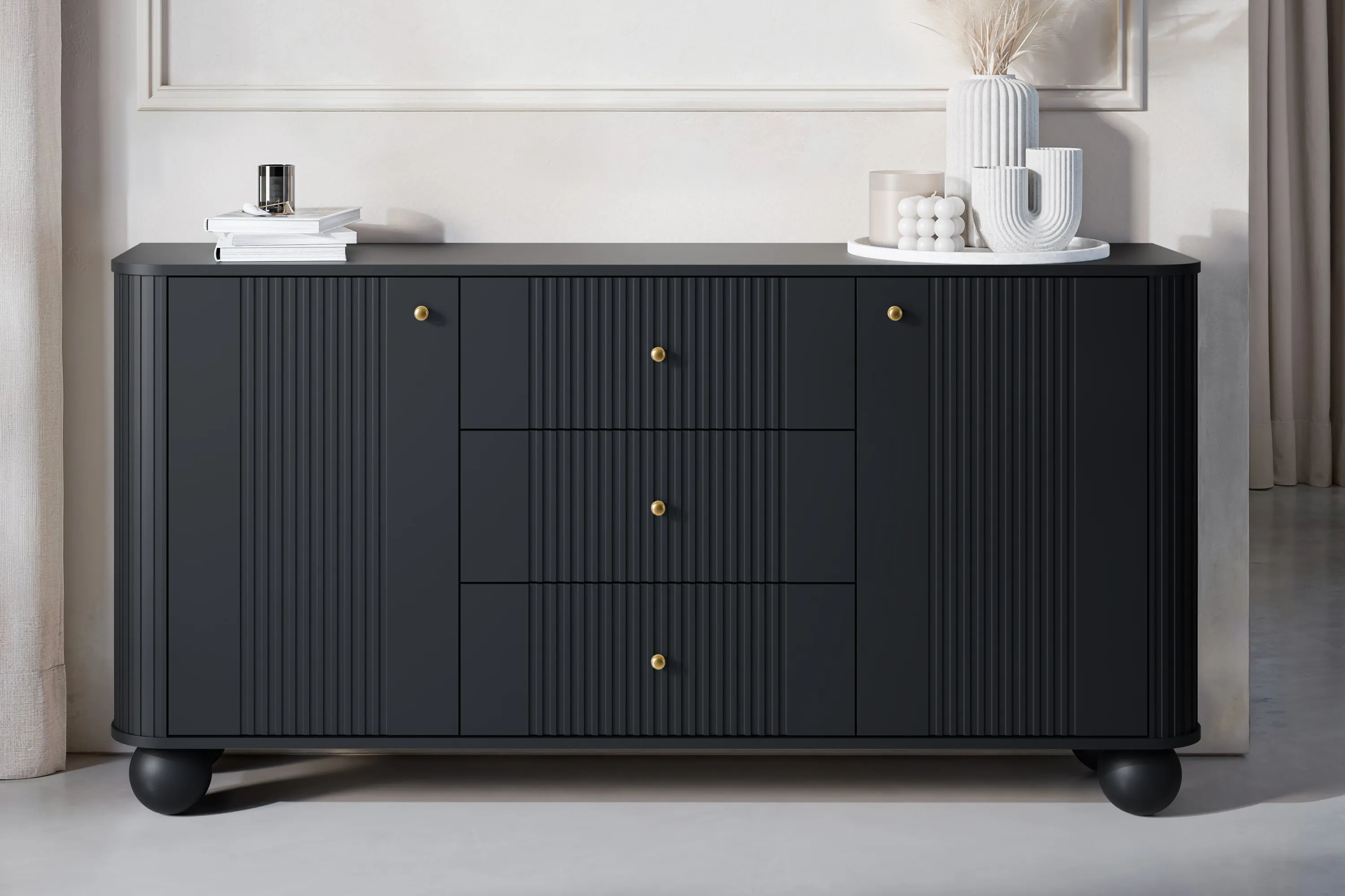 Komoda 2-drzwiowa z 3 szufladami VESPER 160 ryflowany front czarna złote uchwyty nogi kule - B_163614