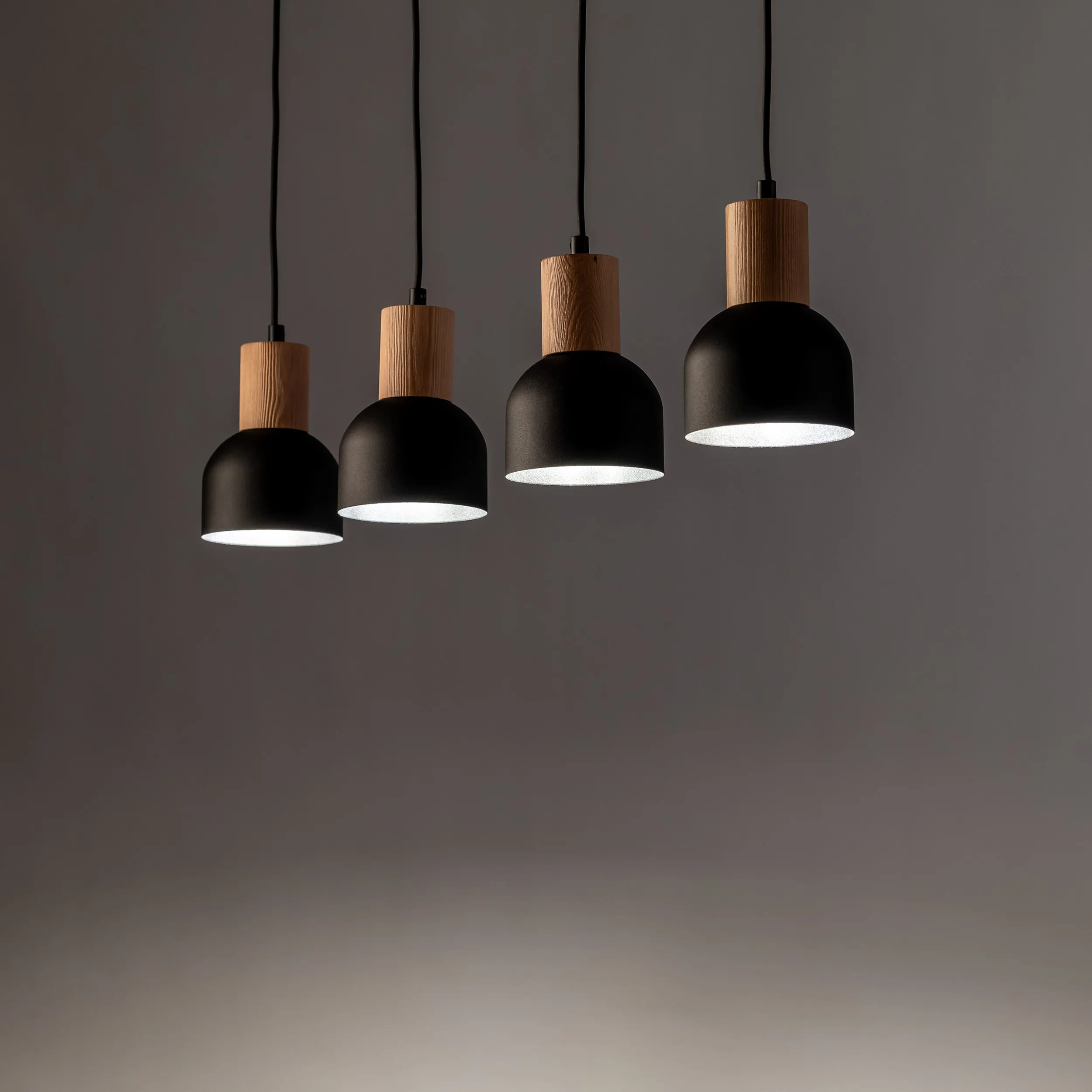 Lampa wisząca CAIRO czarna na listwie z drewnianymi elementami 120x80x11cm - TK_4896