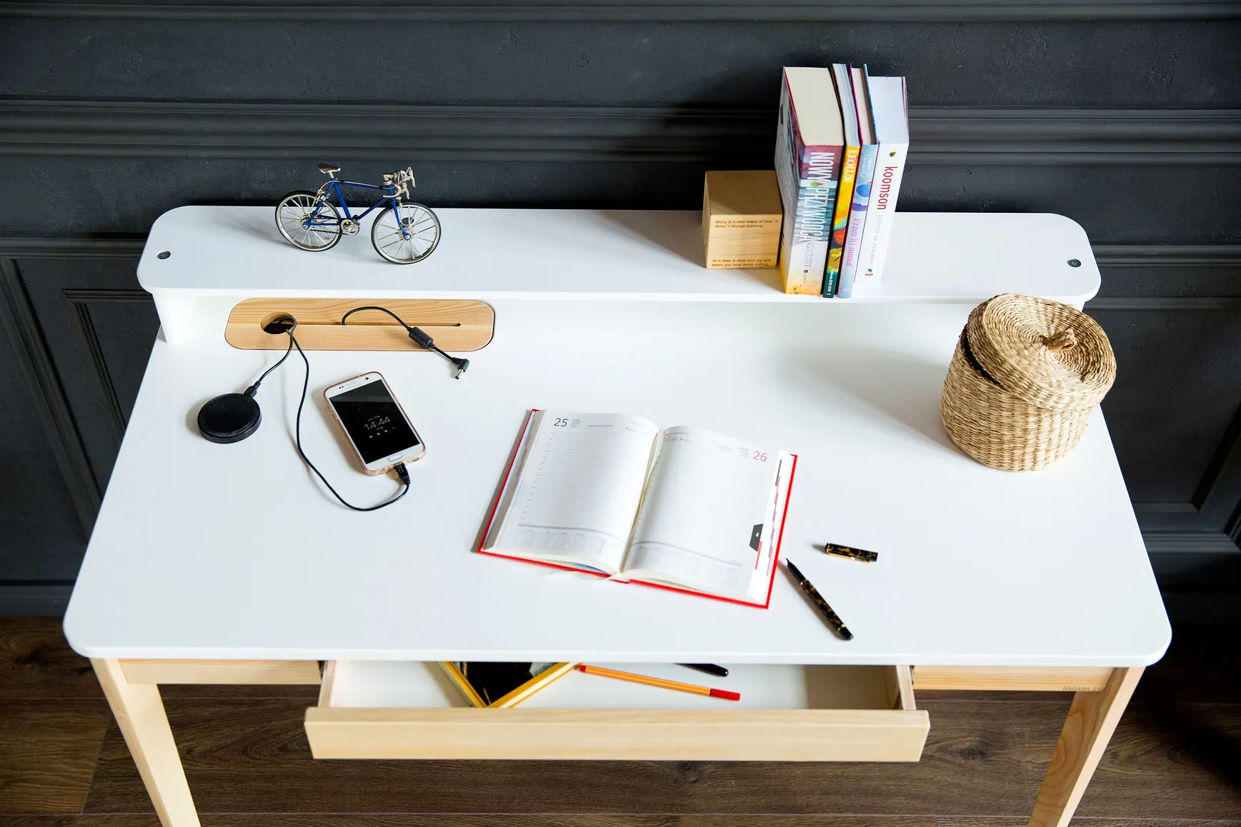 Biurko z nadstawką i szufladą ASHME 110x56 beżowy blat/jesionowe nogi - NRAGABAWDA4