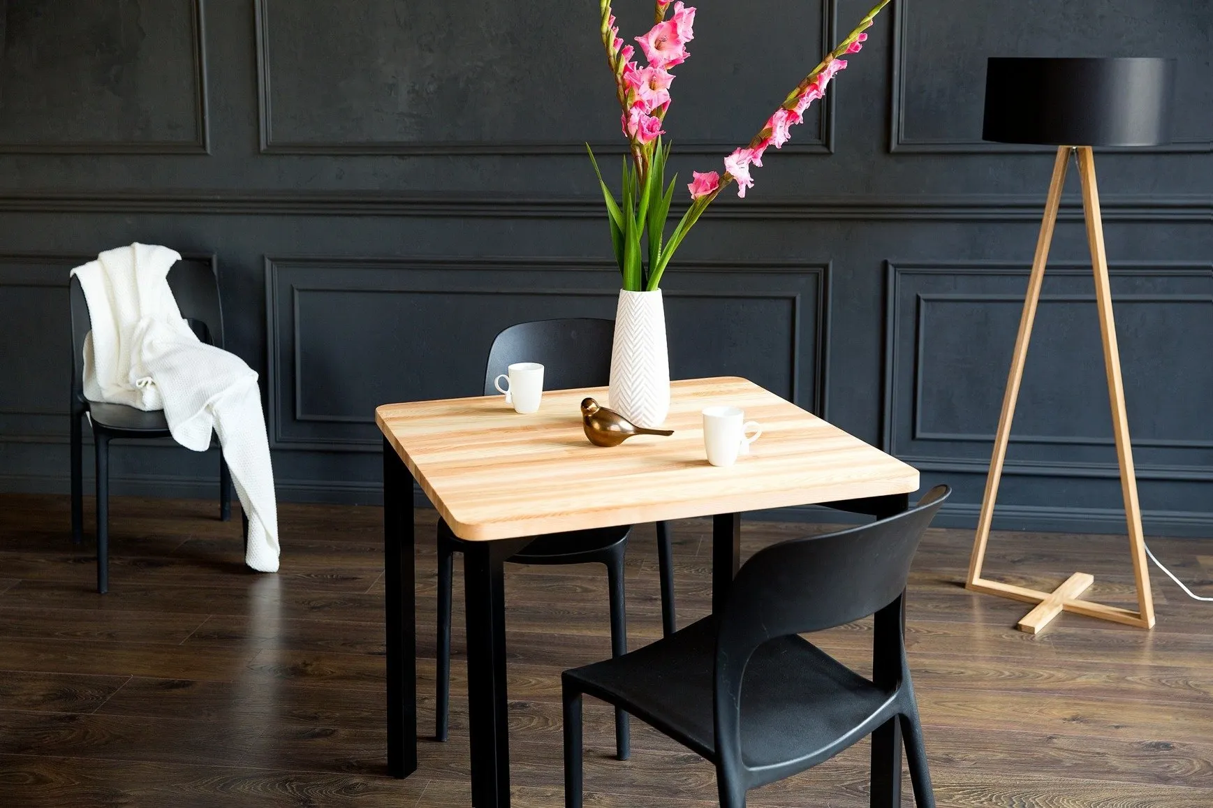 Stół jesionowy kwadratowy TRIVENTI 80x80 naturalny czarne kwadratowe nogi