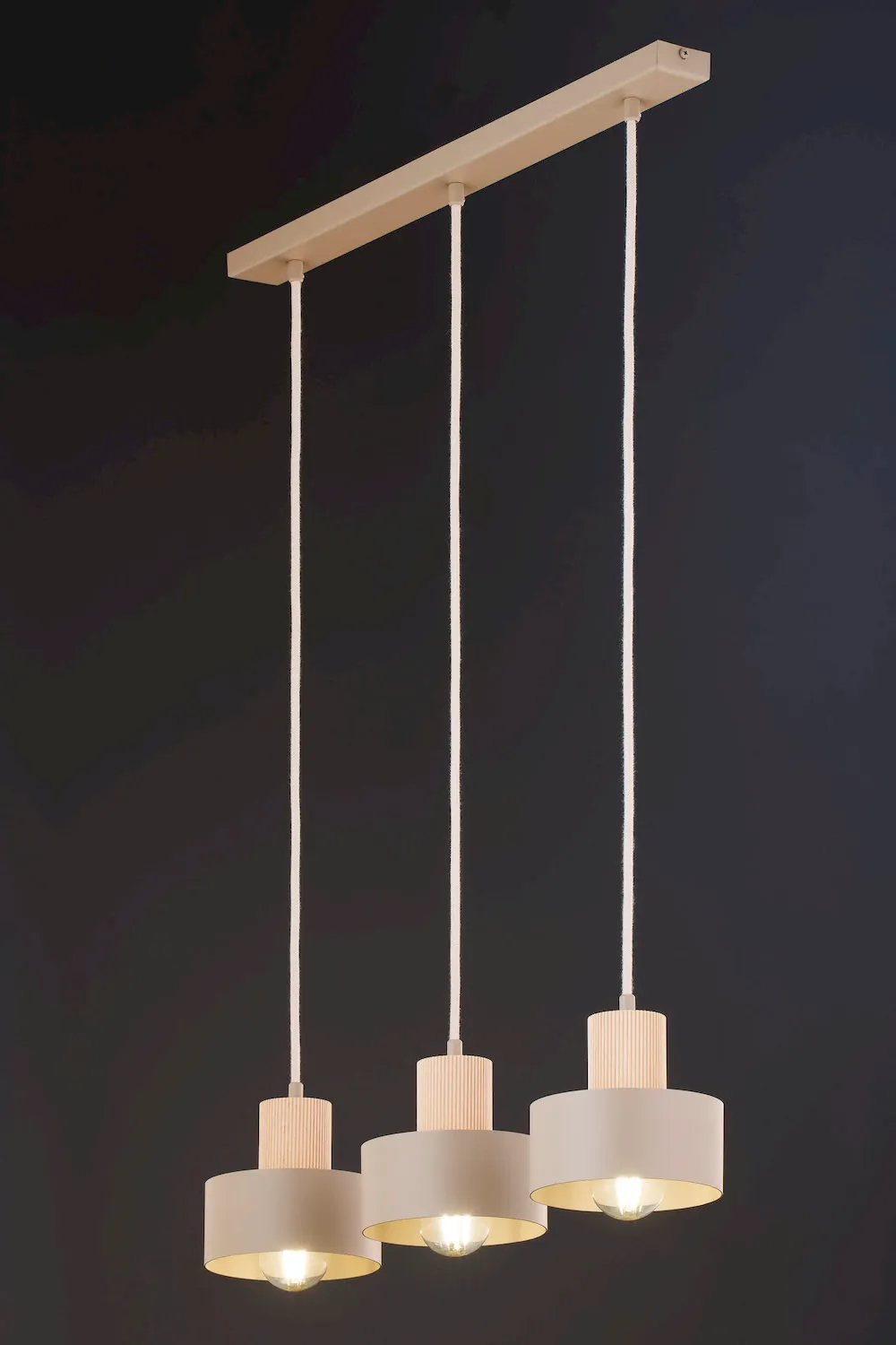 lampa wisząca, trzy źródła światła, metalowy plafon, biała, kabel siatka