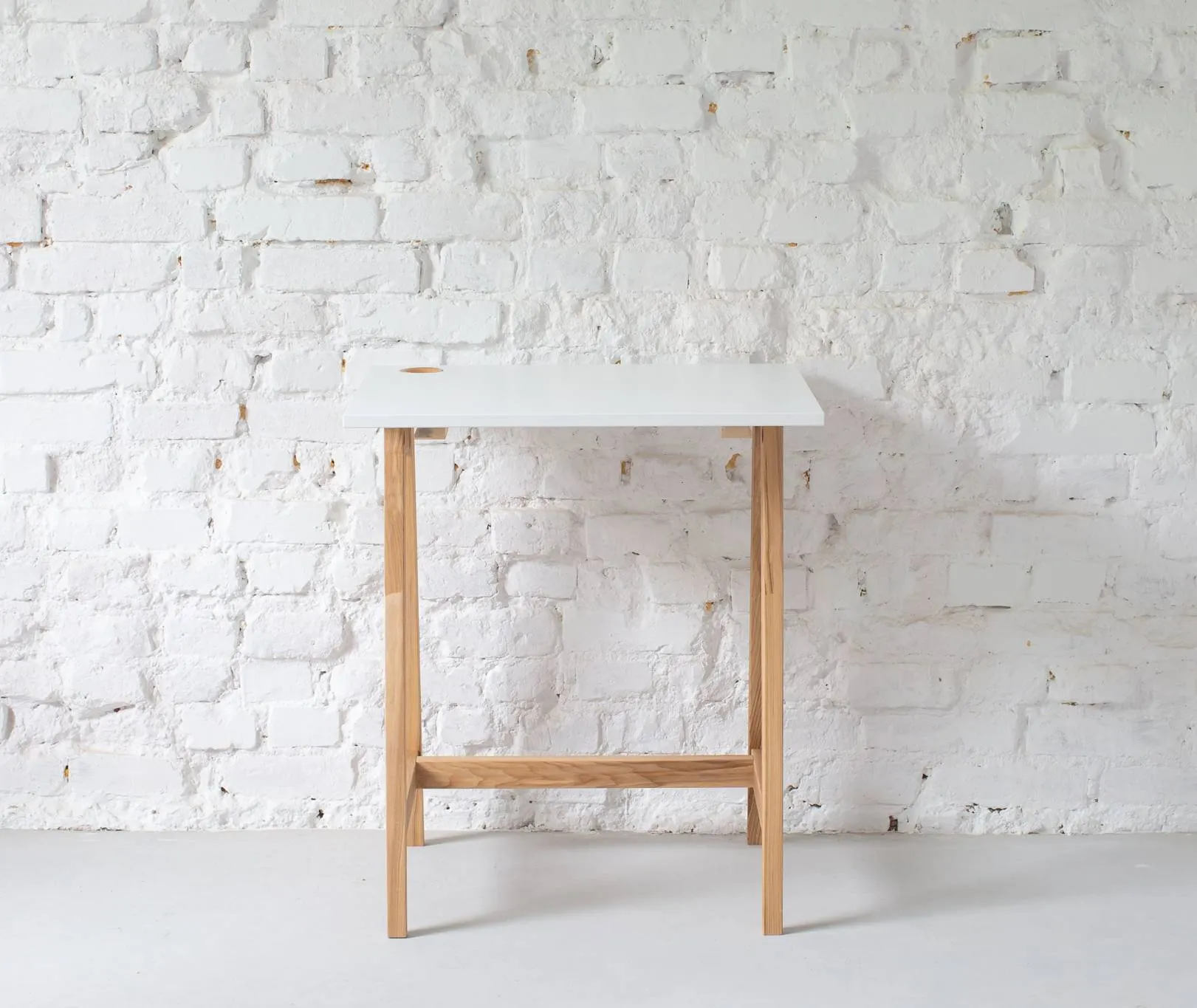 Biurko z otworem na kable LUKA 65x50 czarny blat/jesionowe nogi