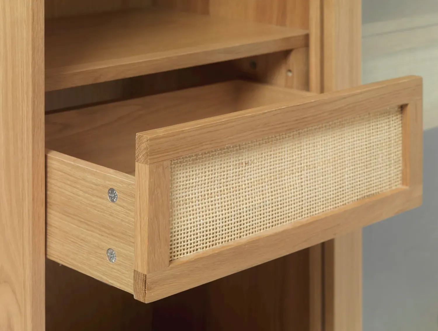 Witryna niska z rattanem BARRALI 2-drzwiowa z 2 szufladami - kolor: naturalny - UN_46720200