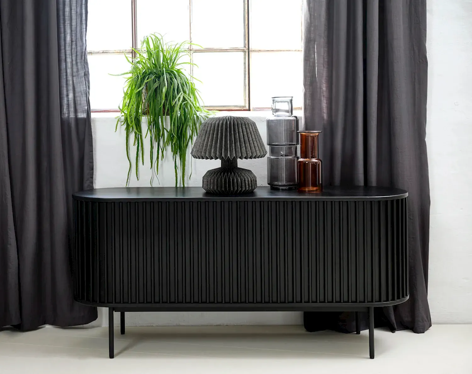 Komoda 2-drzwiowa SIENA z szufladą ryflowana czarna - UN_46084640