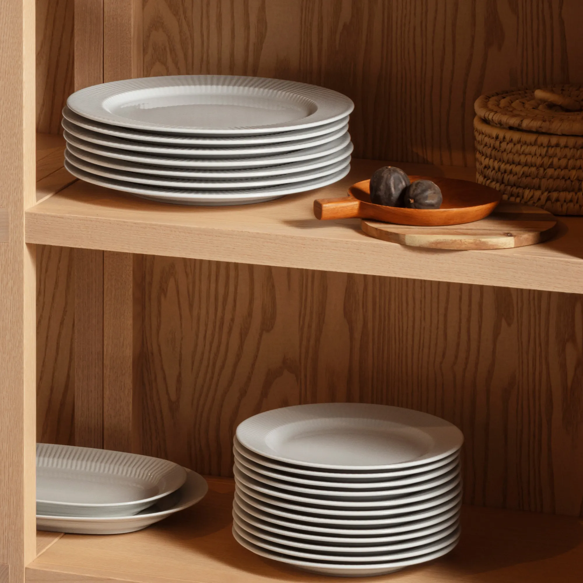 talerze, naczynia, serwowanie, białe, szare