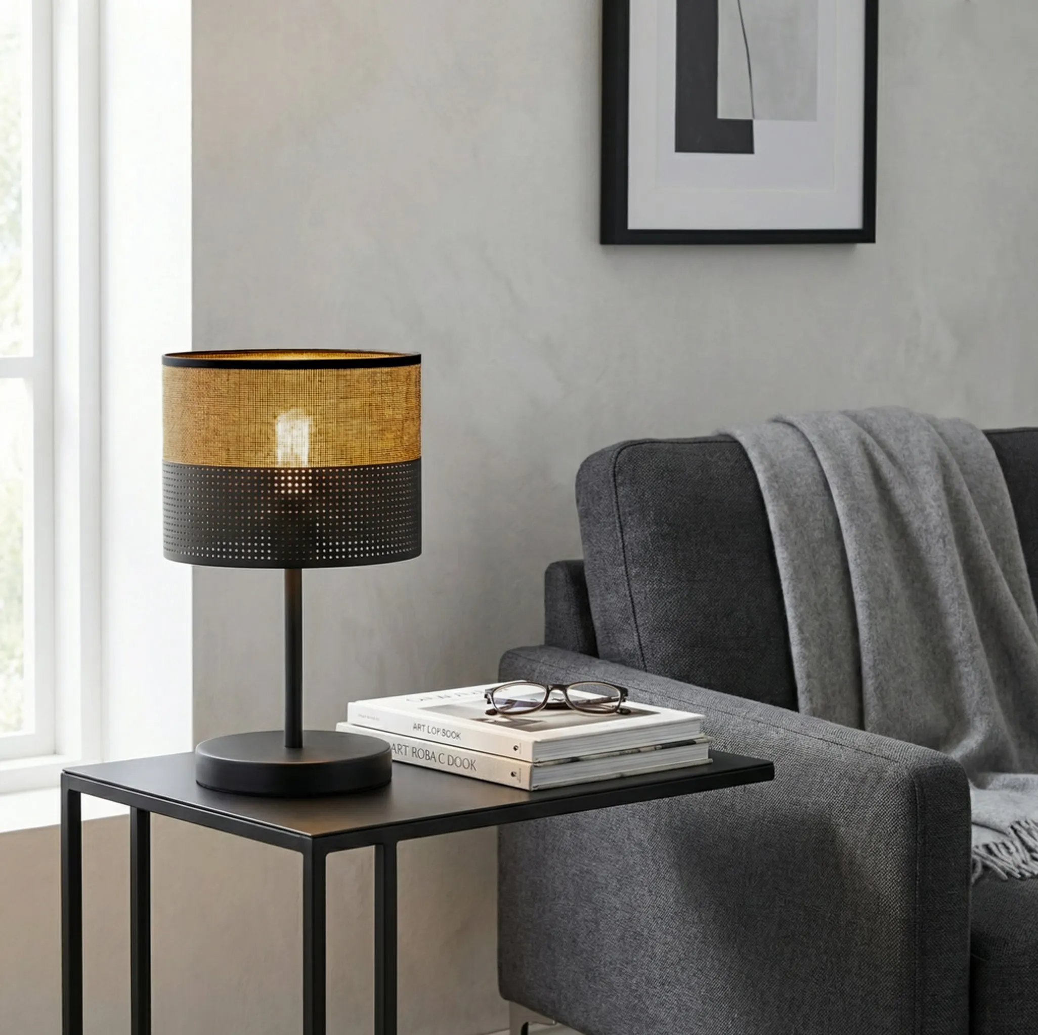 image lampa stołowa, lampa z abażurem, stolik metalowy, sofa szara, narzędzia?