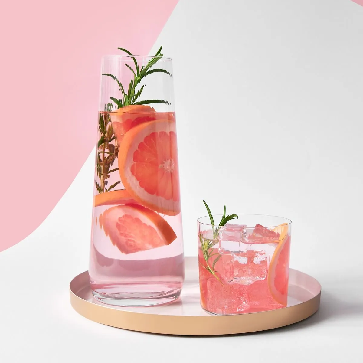 li water, napój, różowy napój, dzbanek szklany, gałązka rozmarynu