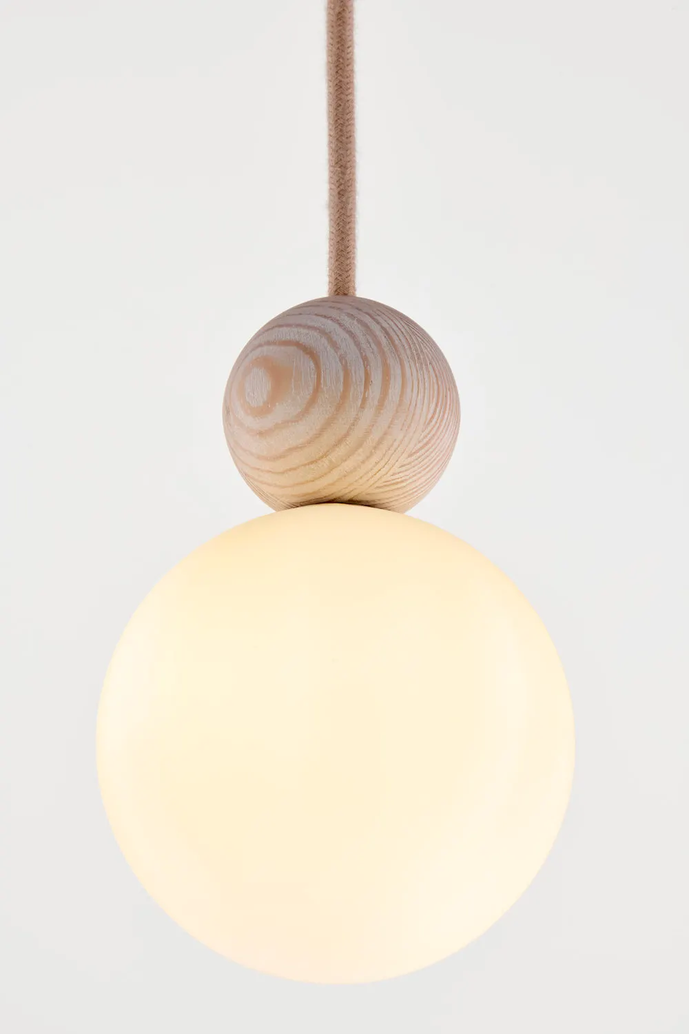 image lampa wisząca, kula drewniana, bambus, oświetlenie, minimalistyczna