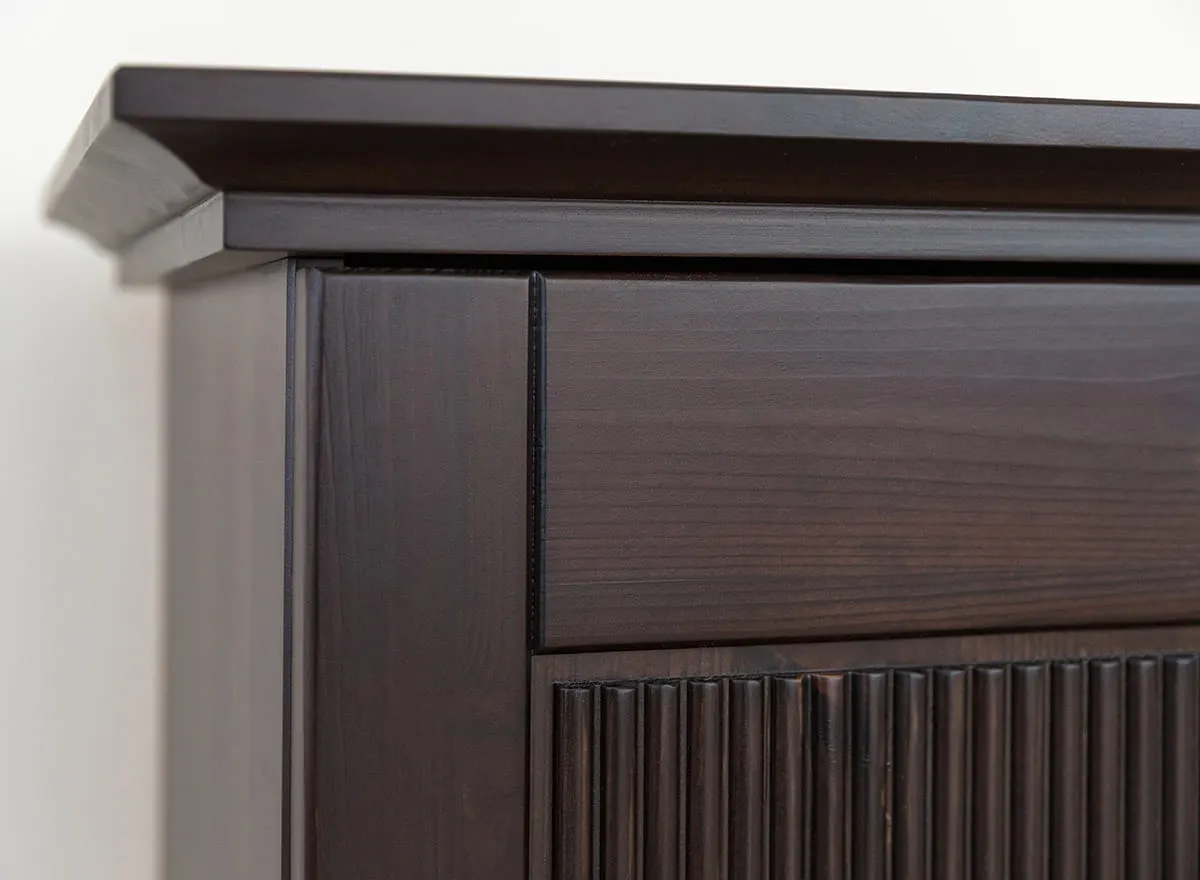 Komoda 3-drzwiowa drewniana ROSELLA 142 cm sosna ciemny brąz - SKROS05