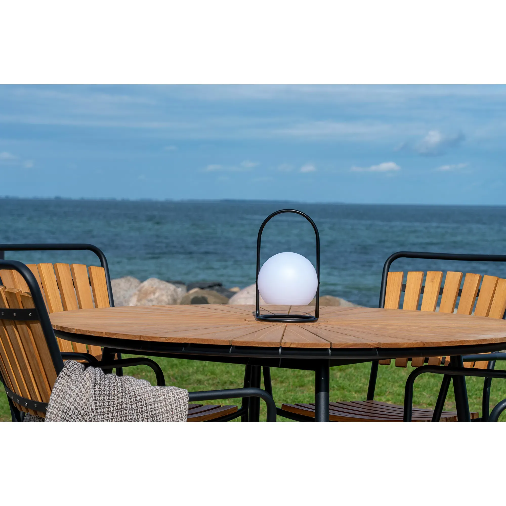 Stół ogrodowy CLEVELAND okrągły FI 130 - drewno tekowe- naturalny, stelaż - czarny - 7801180