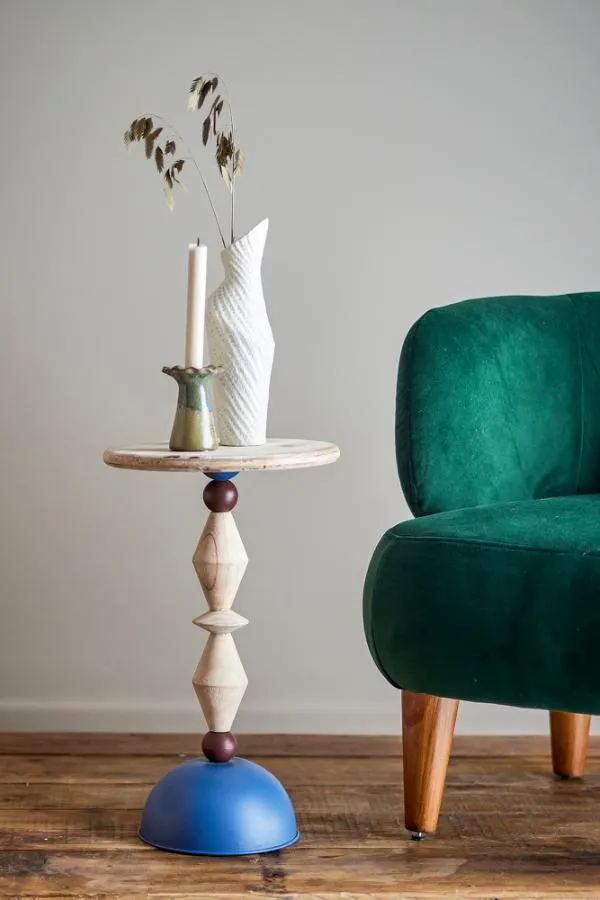 image stolik, dekoracyjny, drewniany, kolorowe elementy, fotel/sofa zielony