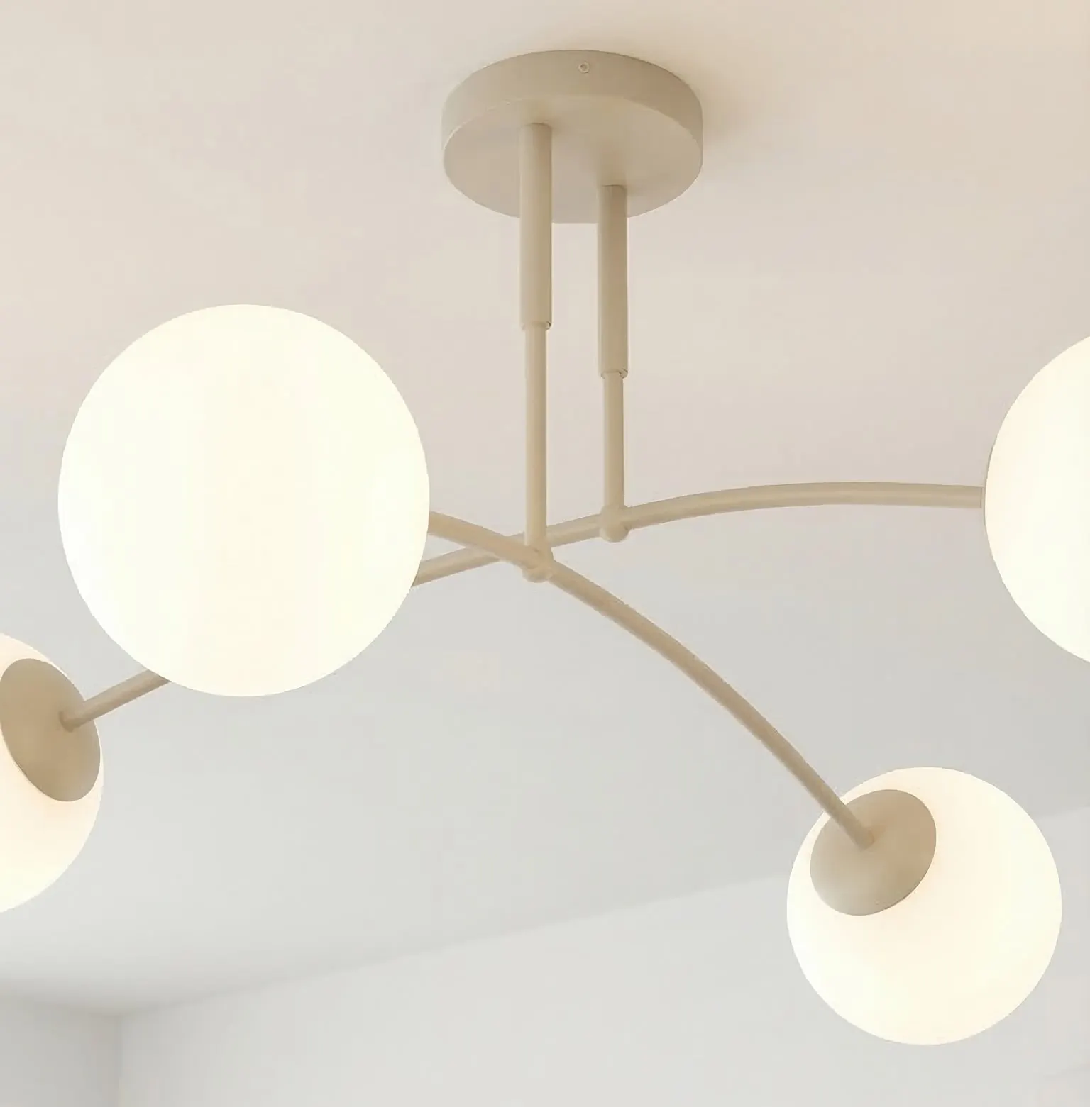 image lampa wisząca, kule świecące, ogólna biel, metalowa konstrukcja, podwieszenie sufitowe