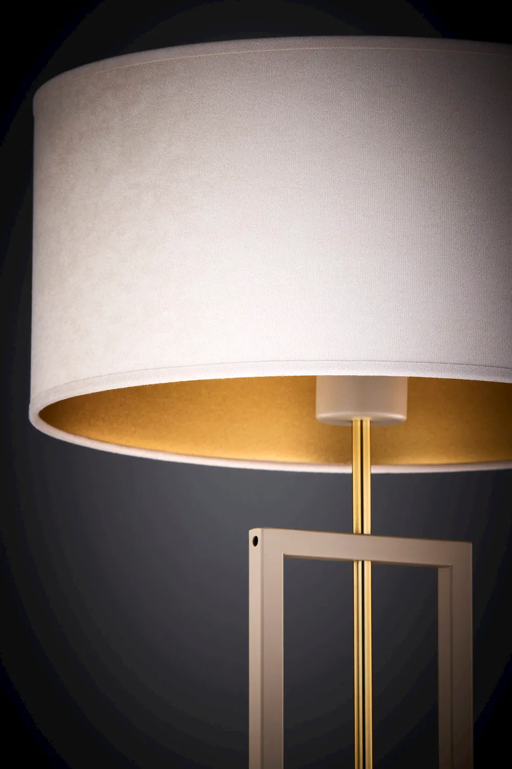 lampa, lampa stojąca, metalowy stelaż, tkaninowy abażur, kolor złoty