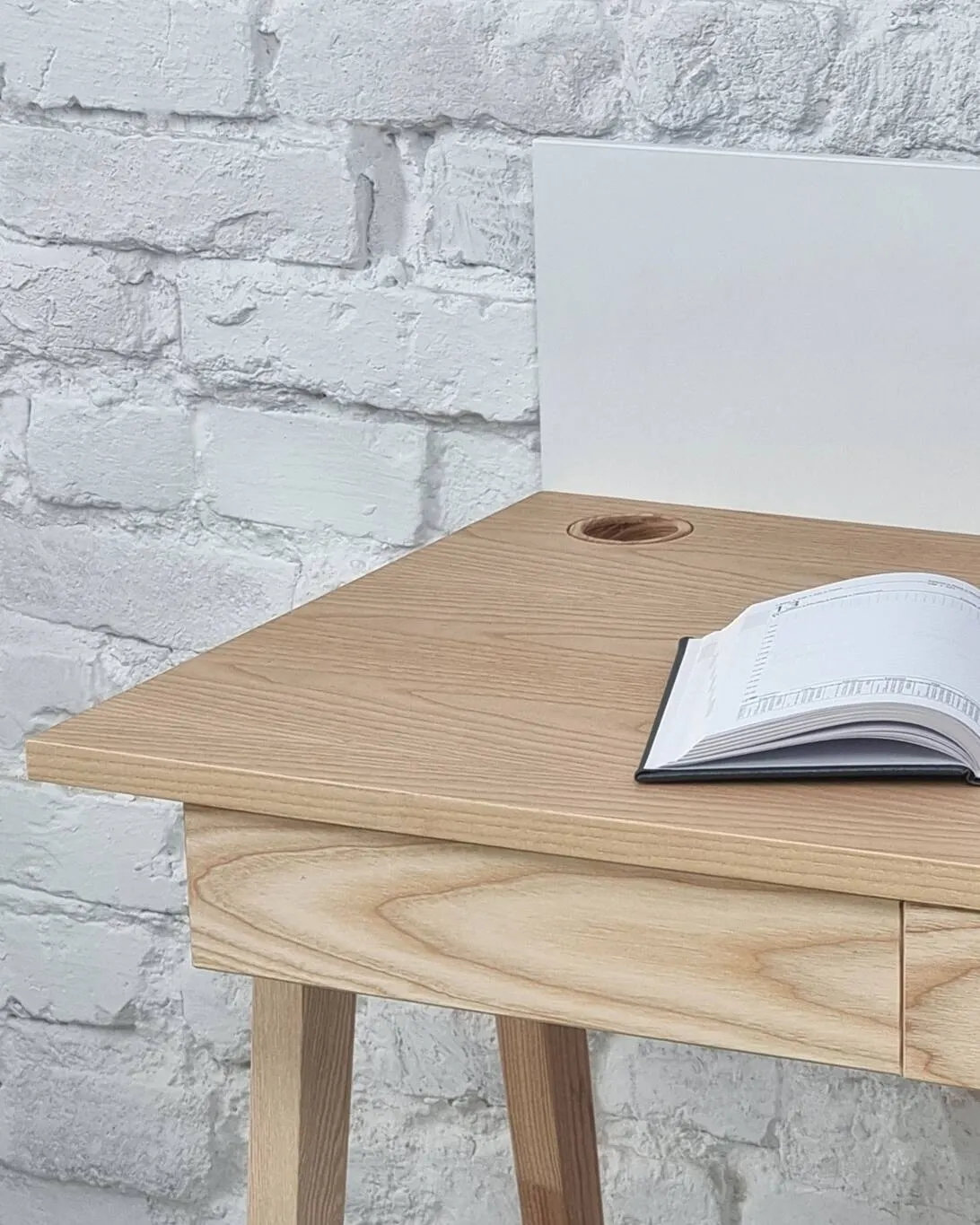 Biurko z szufladami LUKA 110x50 biały panel/naturalny jesion - NRGB_WDLUK2_WOOD_ASH