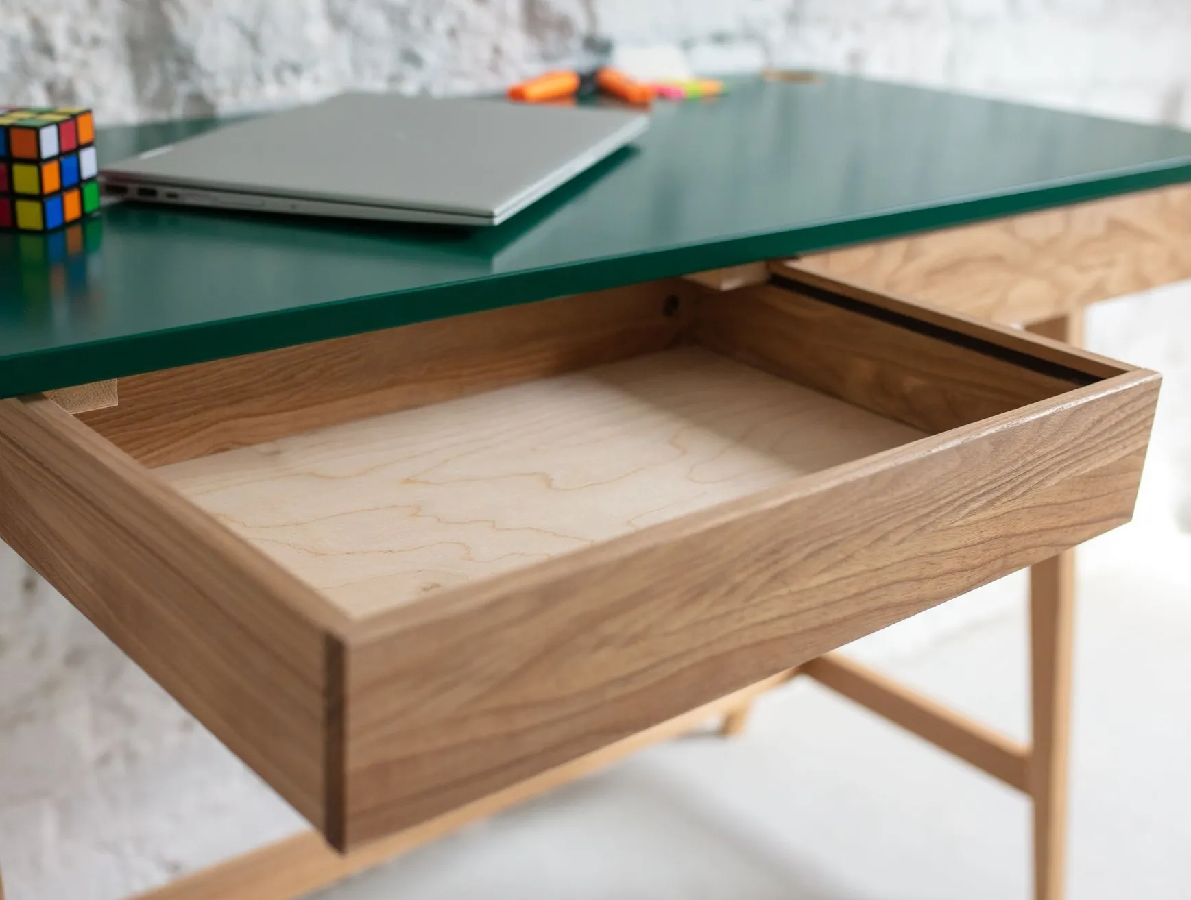 Biurko narożne z szufladą LUKA lewostronne 135x85 ciemnoszary blat/drewniane nogi - RGB_CDLUK26_L