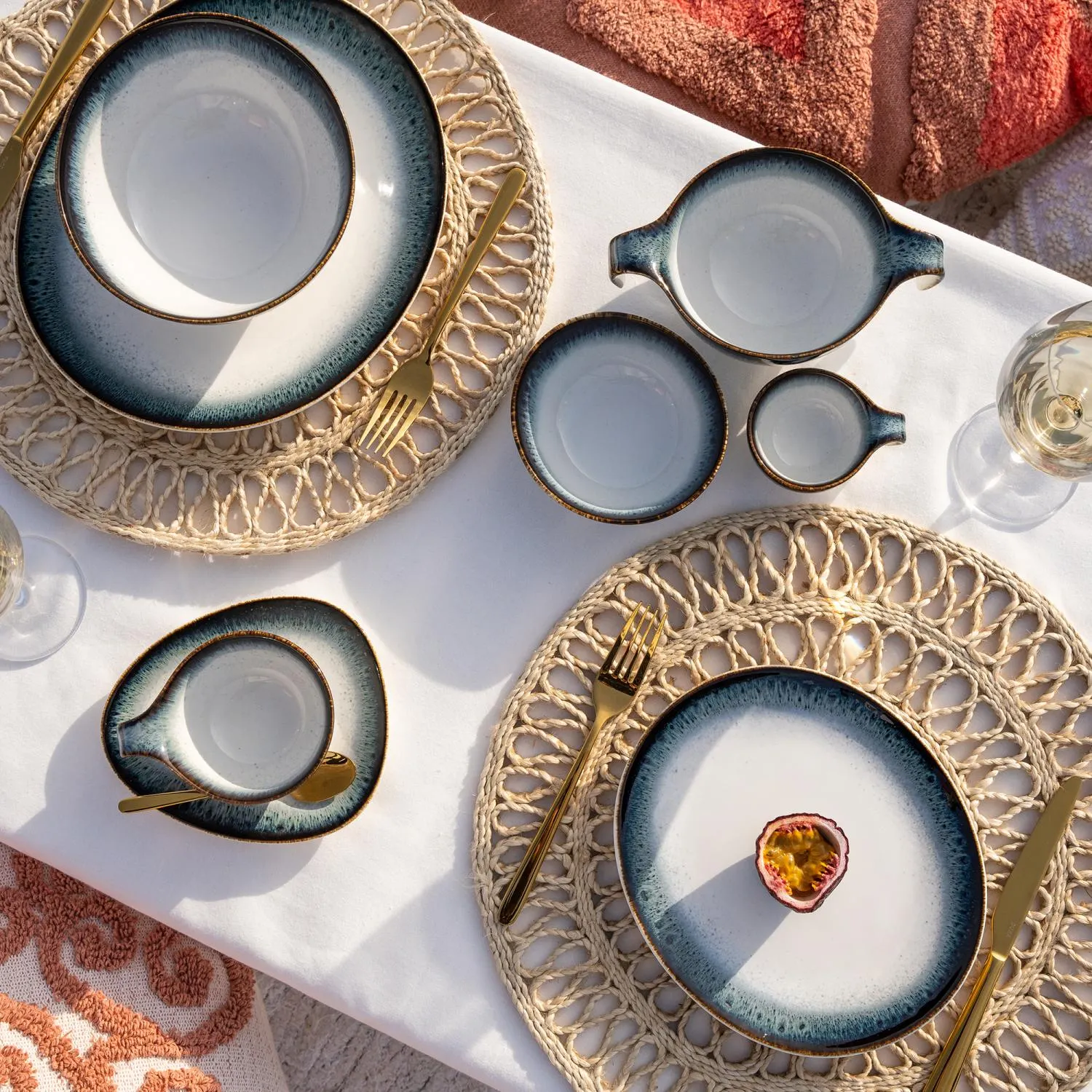 image talerz, zestaw naczyń, ceramiczny, niebiesko-szary, pleciony podkład
