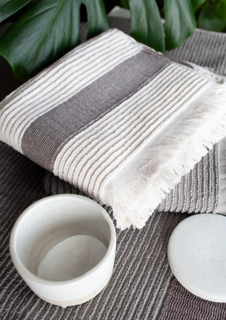 Ręcznik z frędzlami frotte FALA 50x90 gramatura 500 ecru - FARO_30577