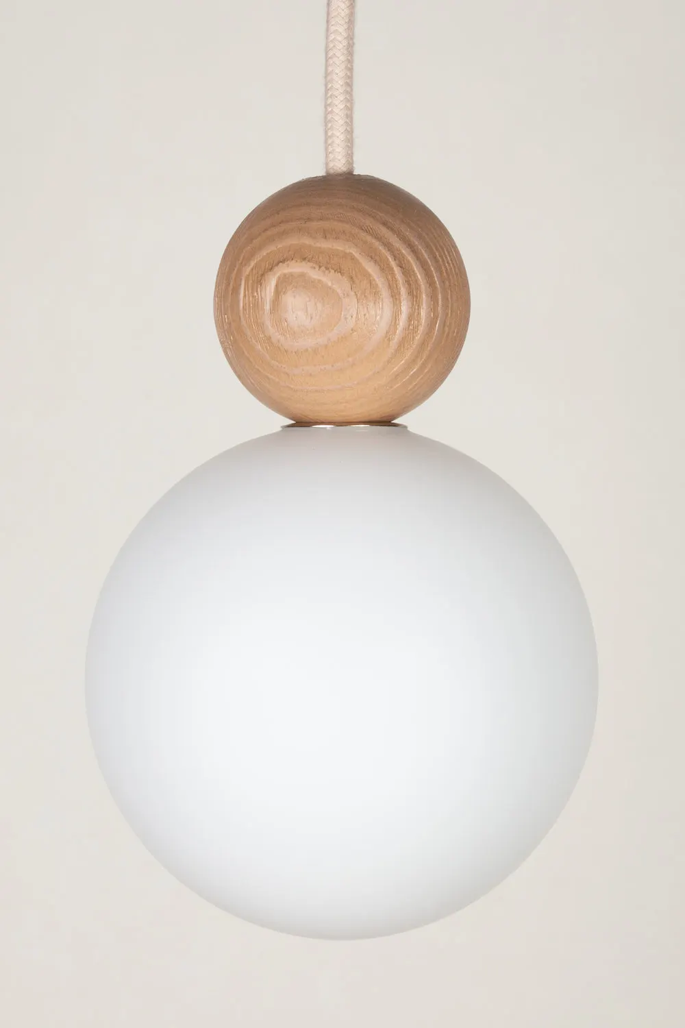 image lampa wisząca, kula szklana, drewno, koralowy kolor?, przewód bawełniany