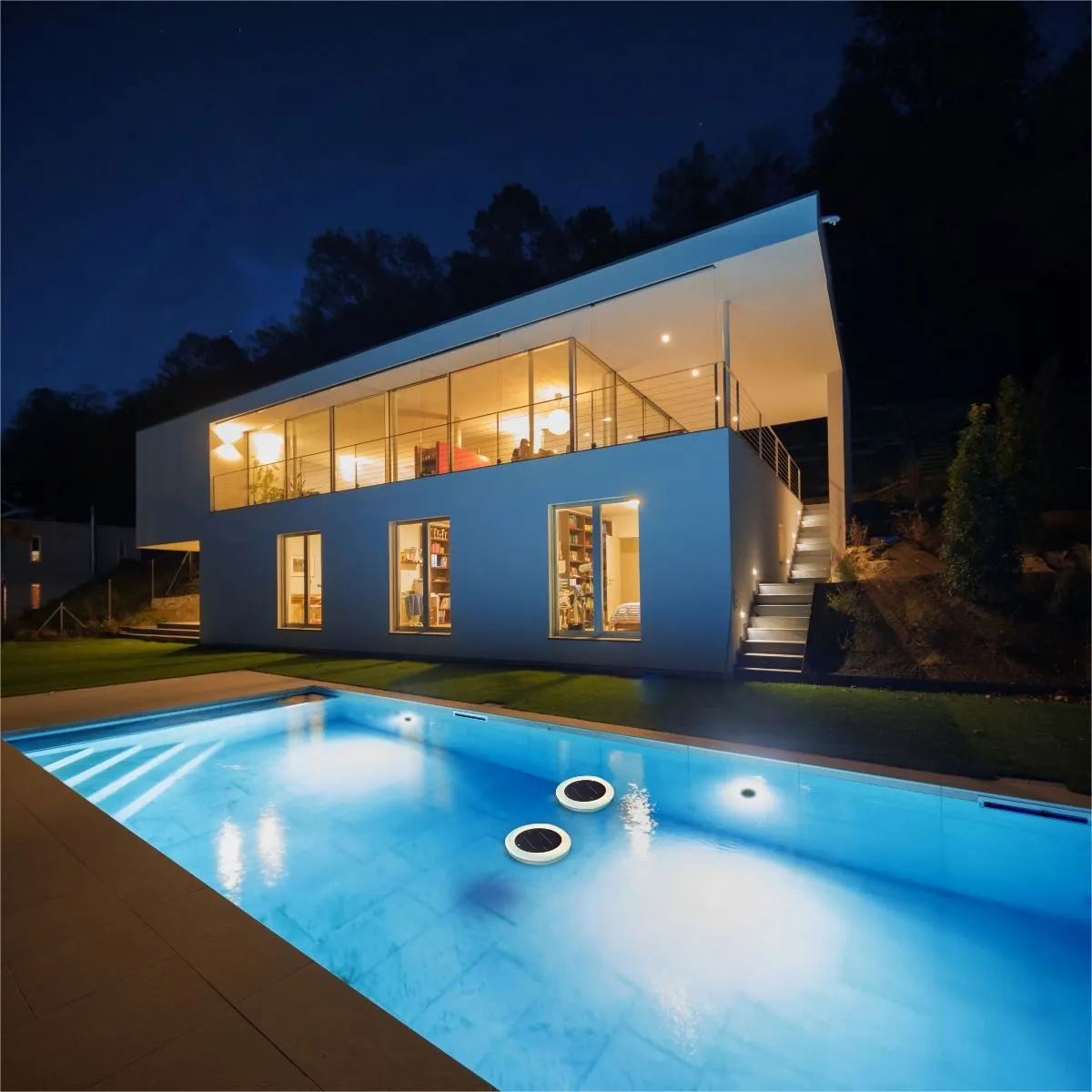 image dom mieszkalny, modern house, basen, świetlne wnętrze, nocne oświetlenie