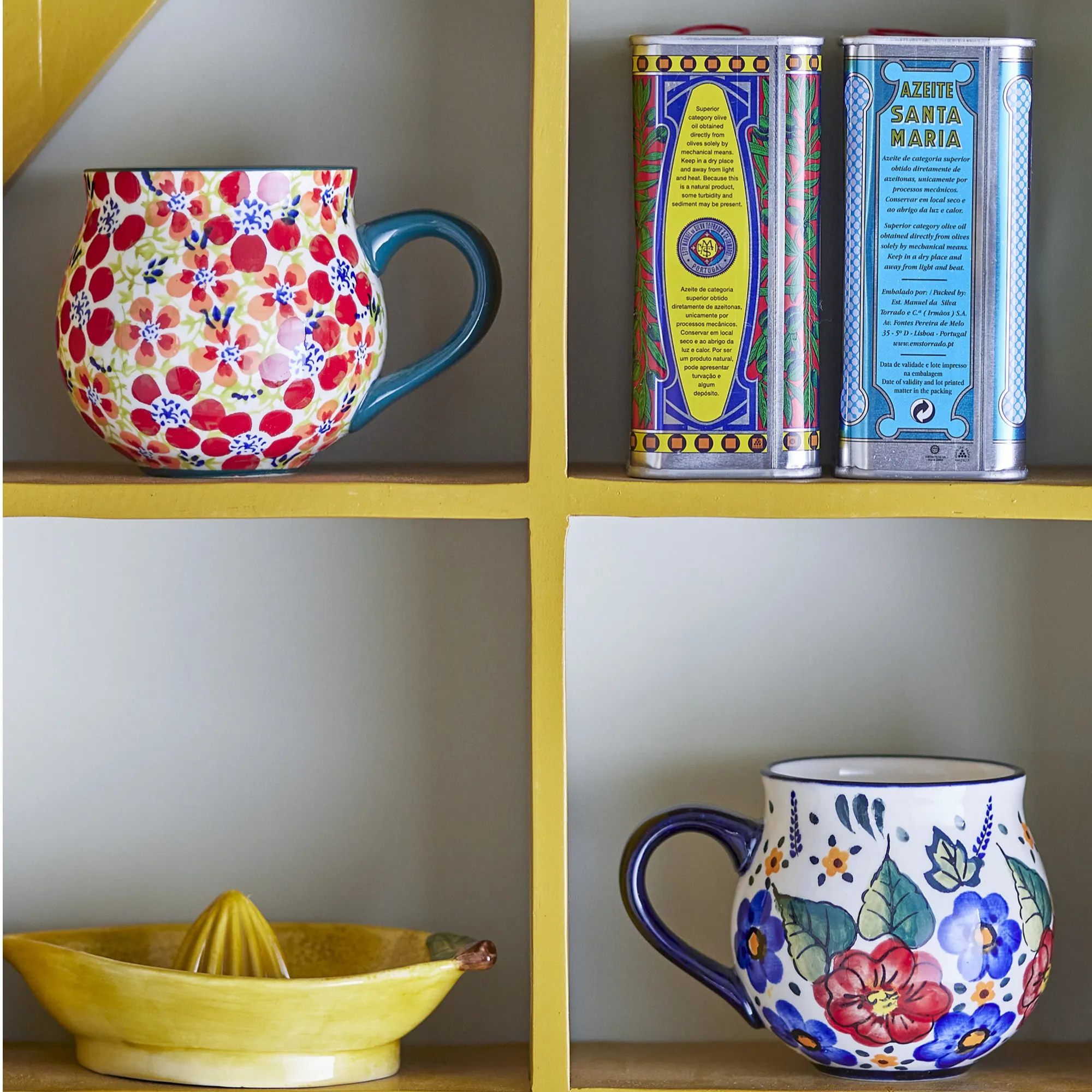 image ceramiczny kubek, wzór kwiatowy, niebieski uchwyt, puszka/pojemnik na herbatę, żółta półka