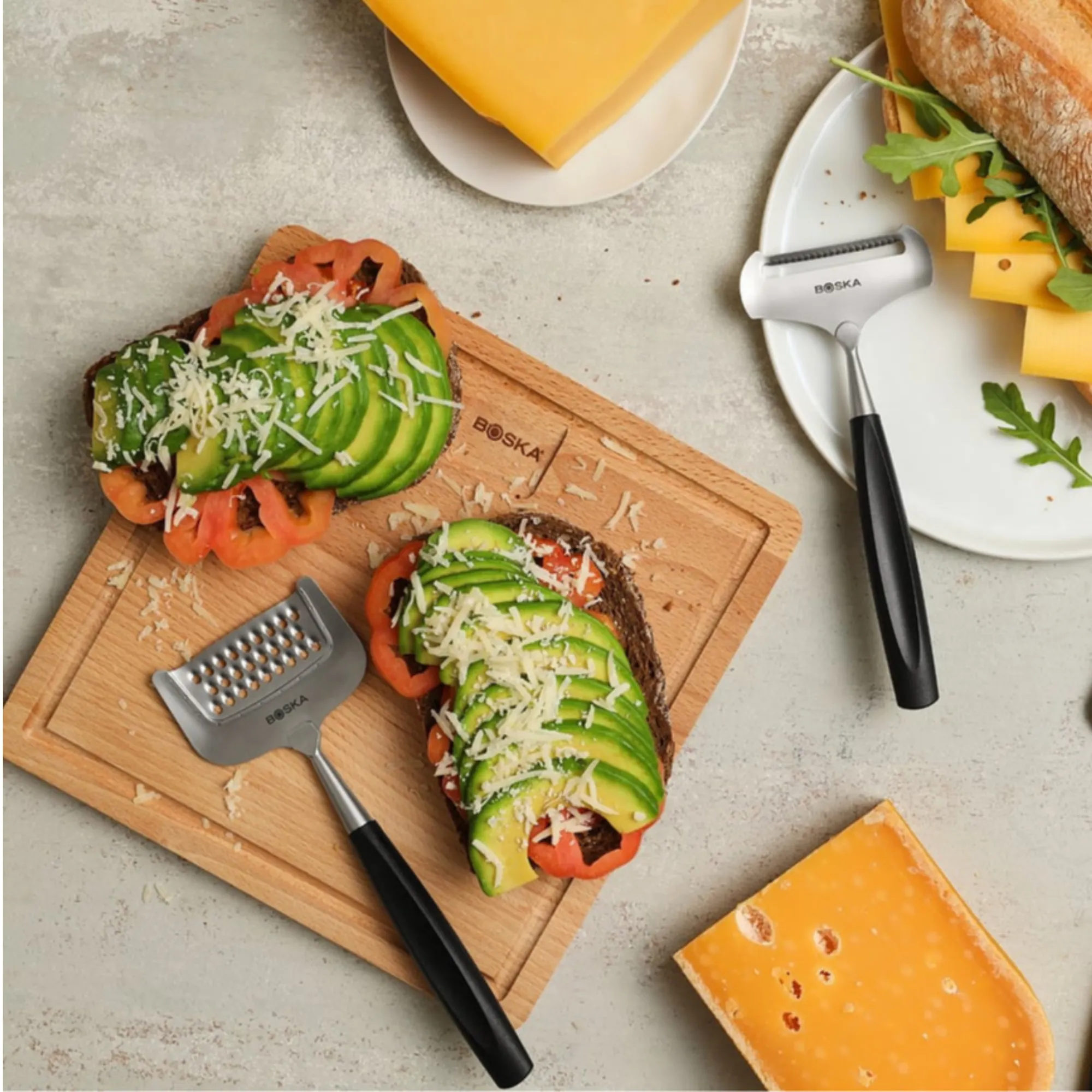 kanapka, avokado, ser żółty, deska do krojenia, noże kuchenne