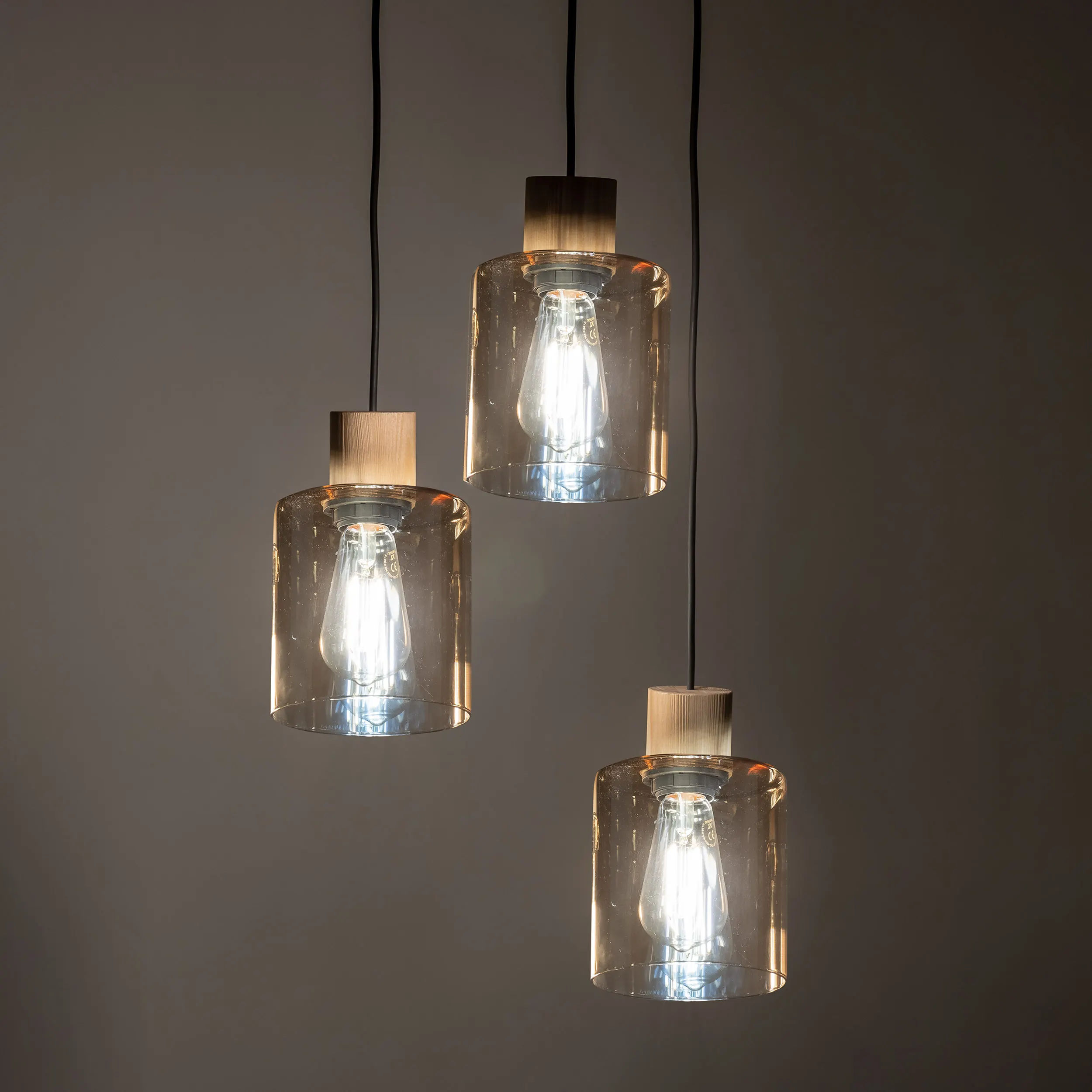 Lampa wisząca ORSON czarna z drewnianymi elementami bursztynowe okrągłe szklane klosze 95x36cm - TK_5749