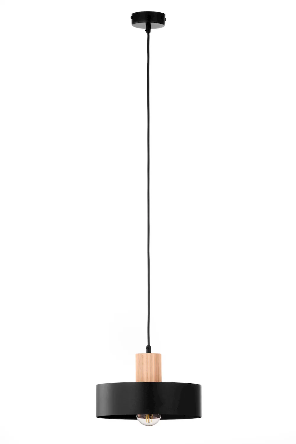 lampa wisząca, czarna oprawa, metalowy klosz, drewno
