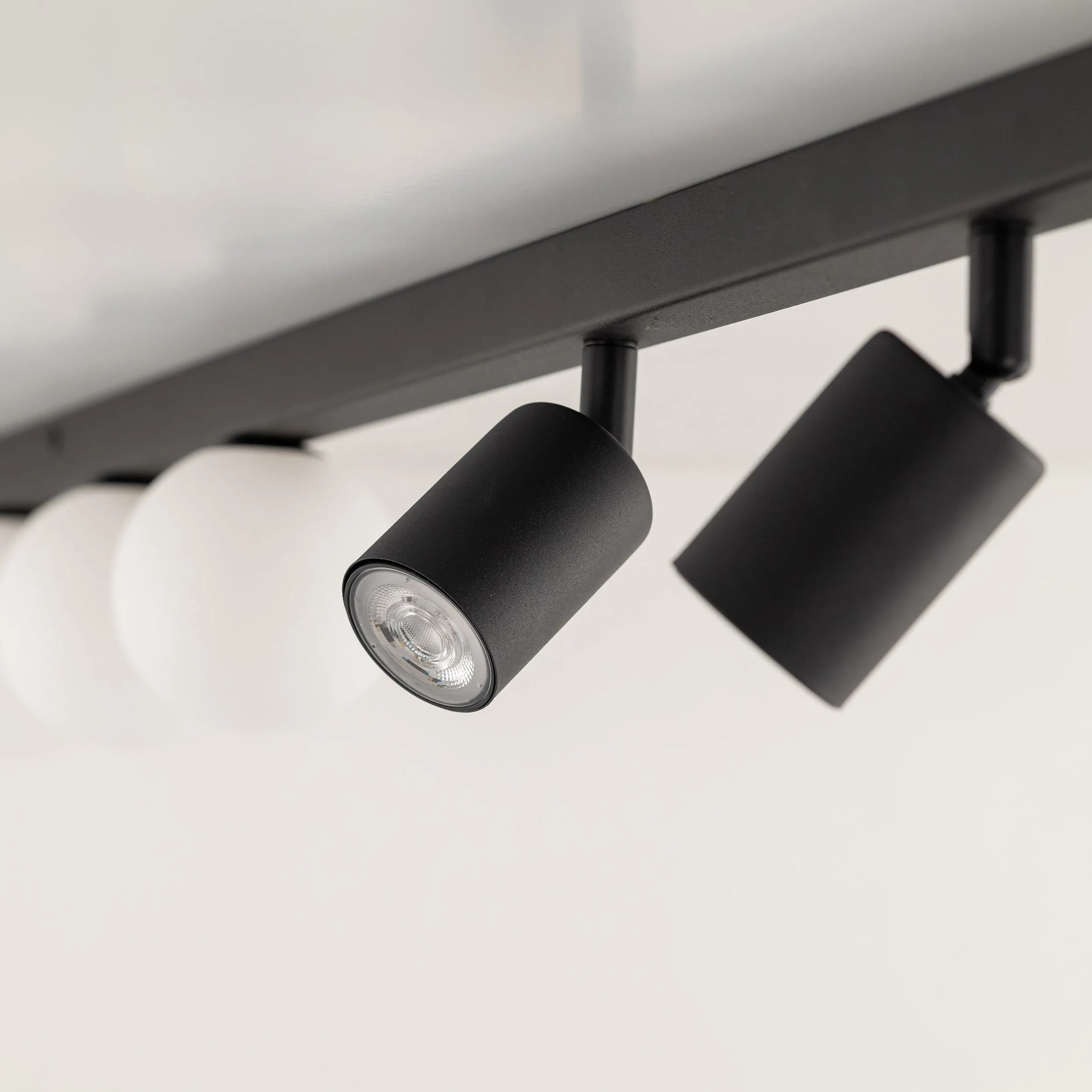 Lampa sufitowa VOX czarna z białymi okrągłymi kloszami na listwie regulowana 159x18x15cm - TK_10003